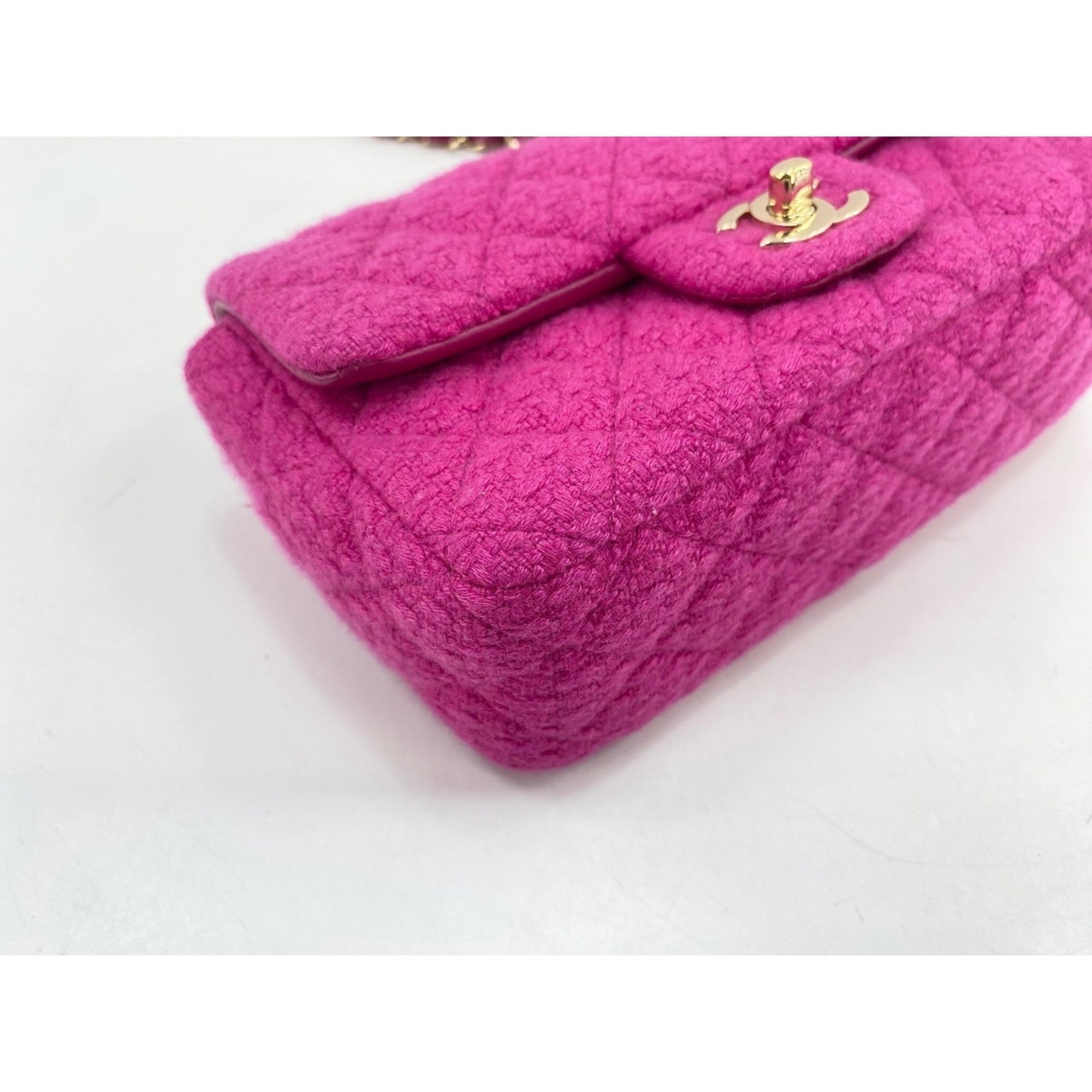 Chanel Pink Shoulder Bag (Pre-Owned)