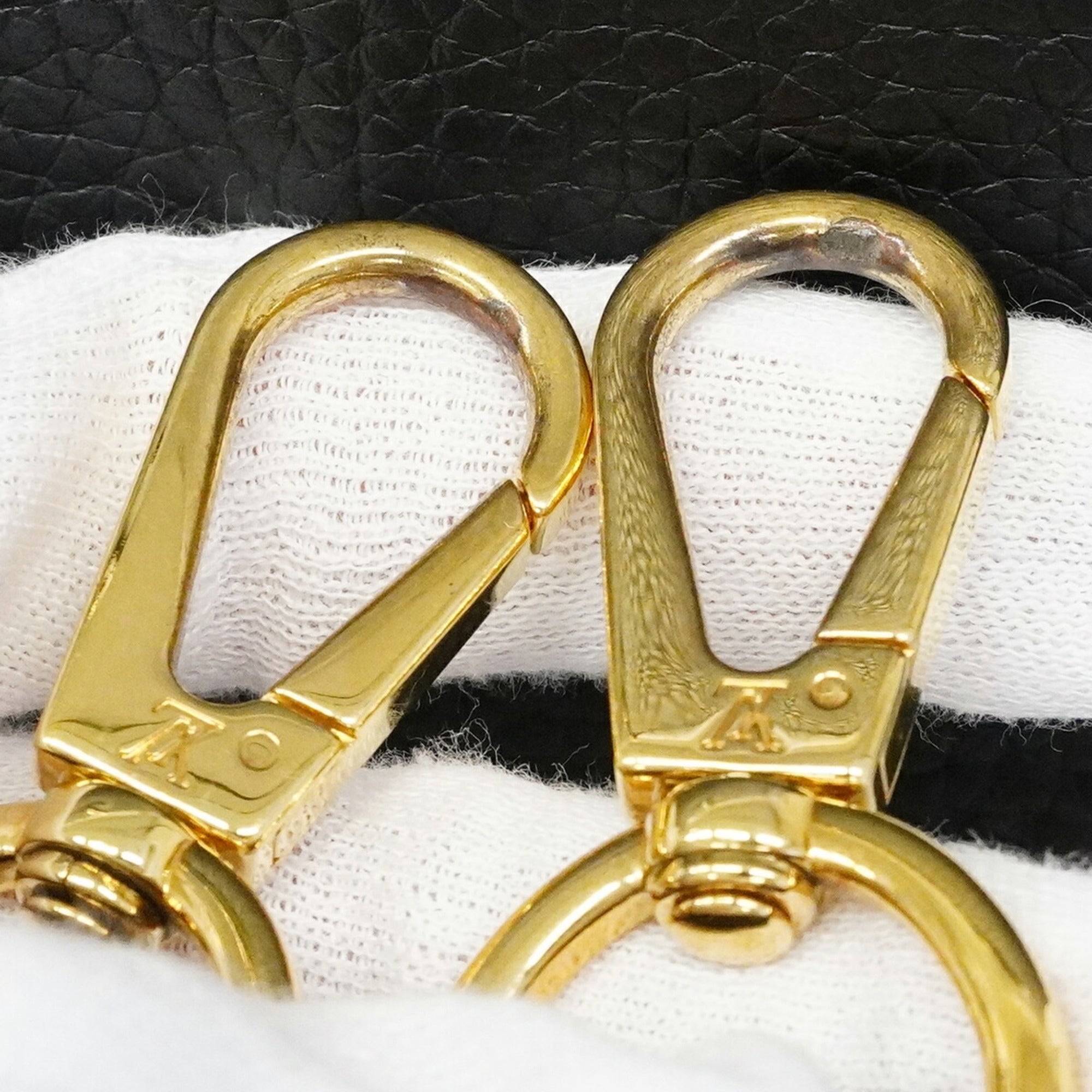 Louis Vuitton Noir Handbag (Pre-Owned)
