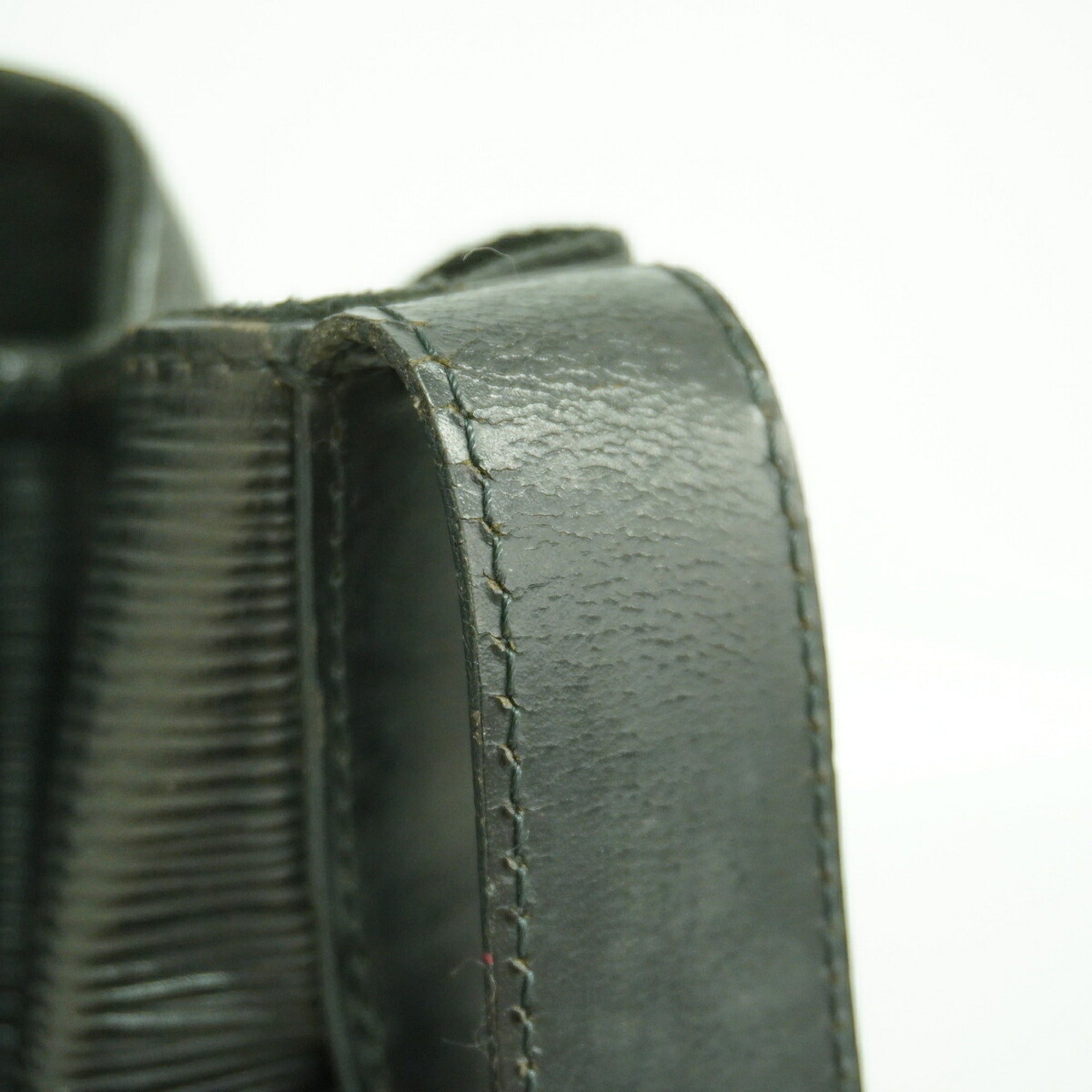 Louis Vuitton Noir Shoulder Bag (Pre-Owned)