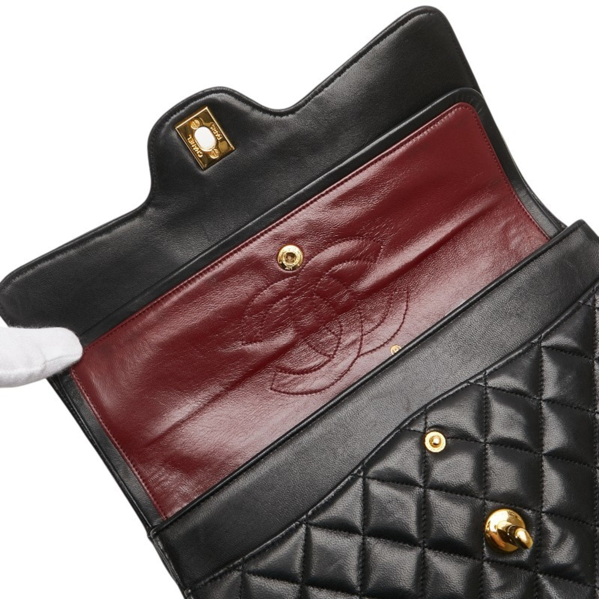 Chanel Matelasse Black Leather Shoulder Bag (Pre-Owned)