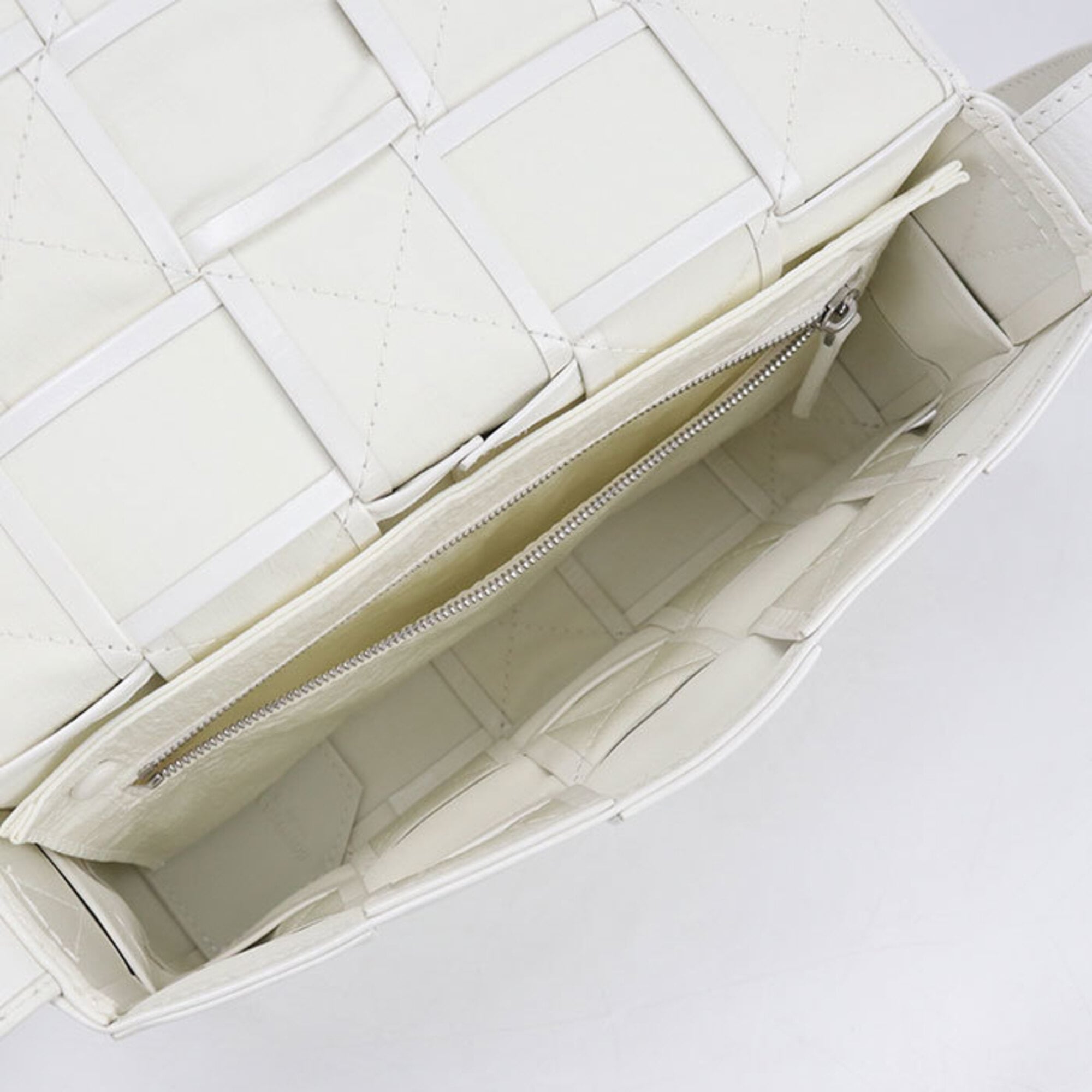 Bottega Veneta White Leather Shoulder Bag (Pre-Owned)