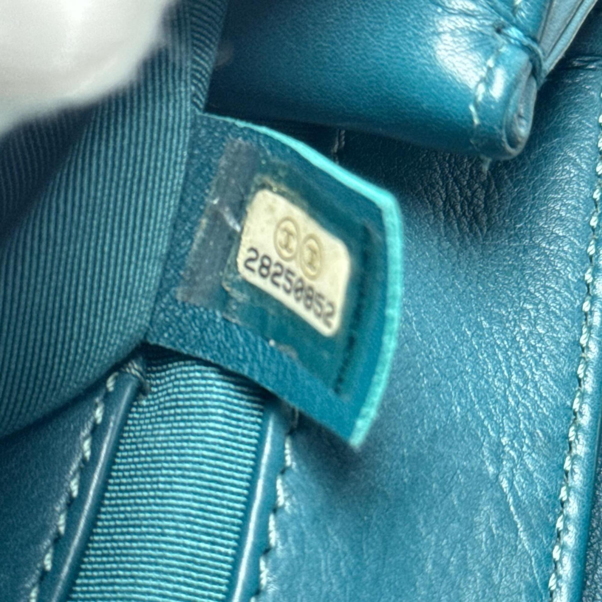 Chanel Green Leather Shoulder Bag (Pre-Owned)