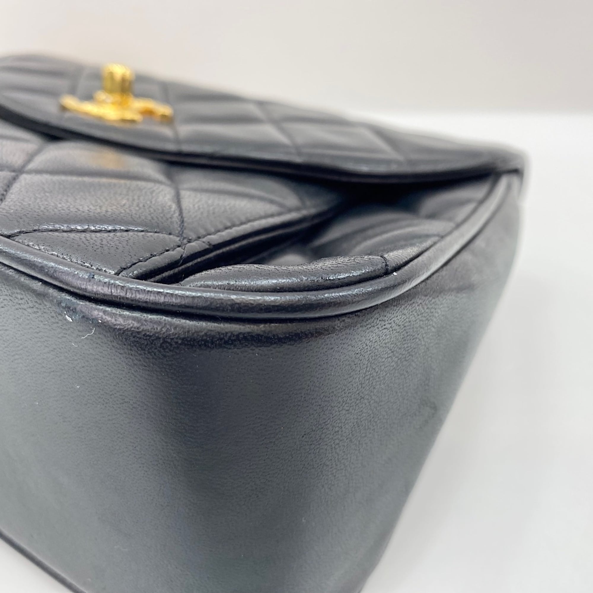Chanel Black Shoulder Bag (Pre-Owned)
