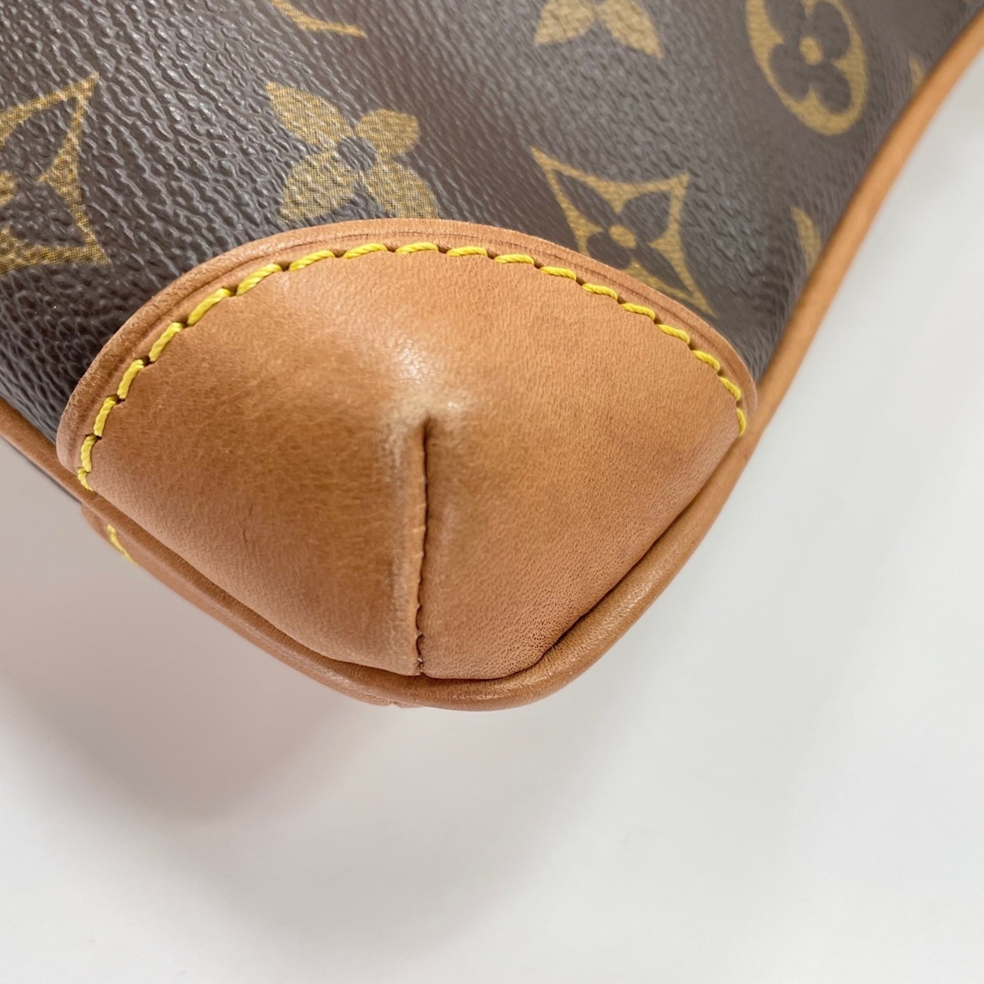 Louis Vuitton Brown Shoulder Bag (Pre-Owned)