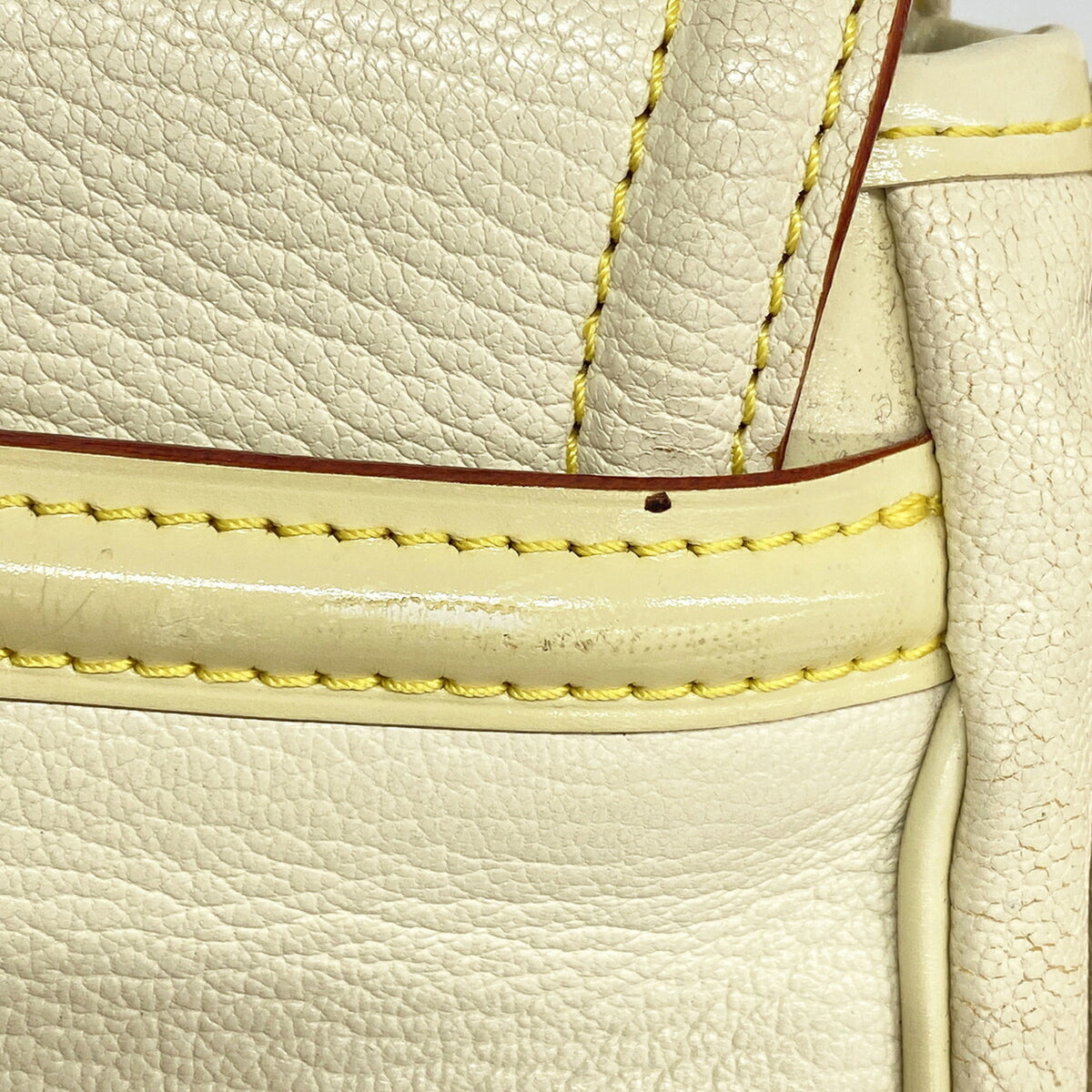 Louis Vuitton Blanc Shoulder Bag (Pre-Owned)