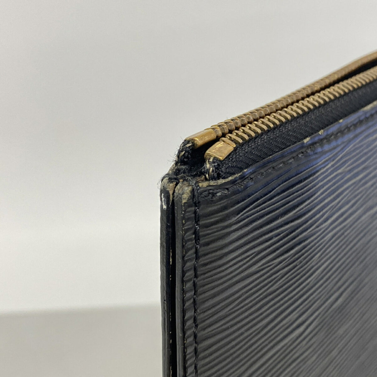 Louis Vuitton Noir Clutch Bag (Pre-Owned)