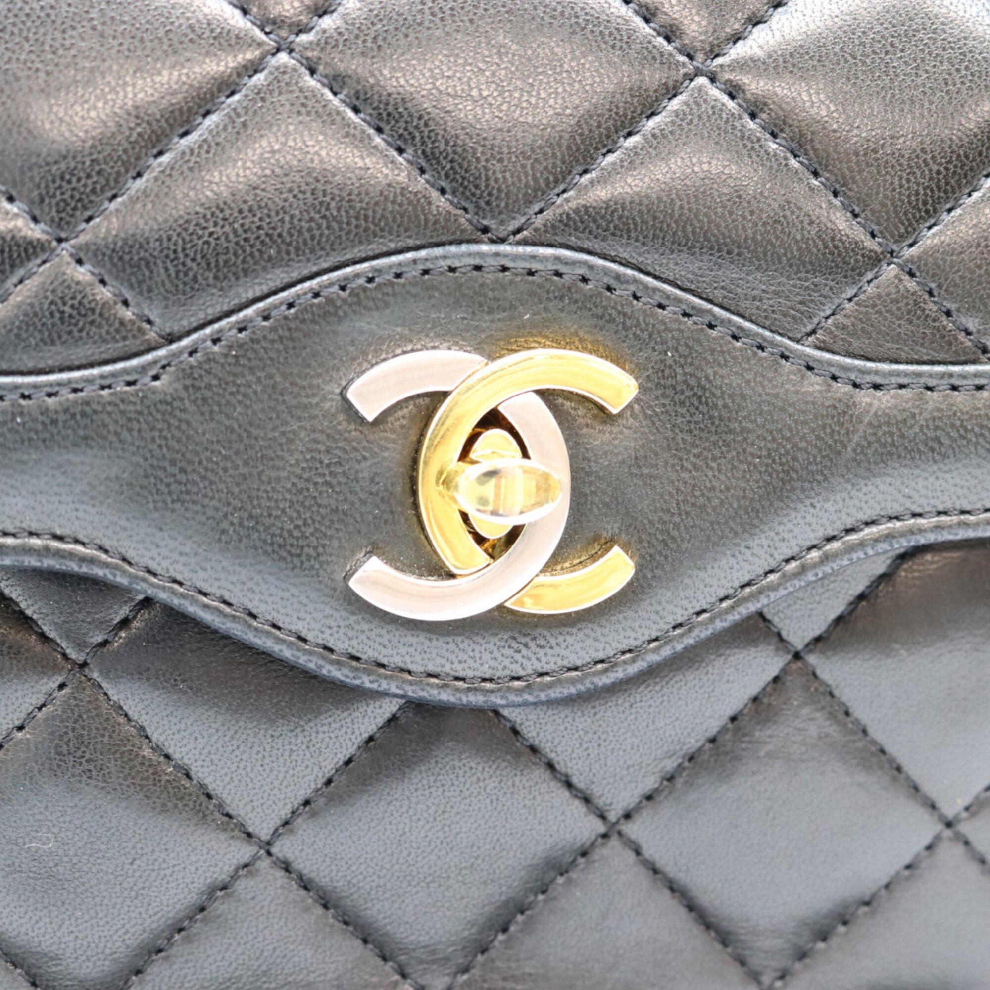 Chanel Black Leather Shoulder Bag (Pre-Owned)