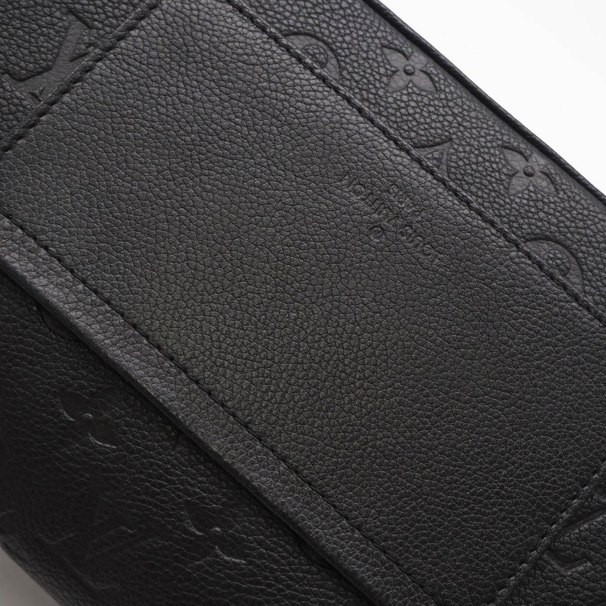 Louis Vuitton Black Leather Shoulder Bag (Pre-Owned)