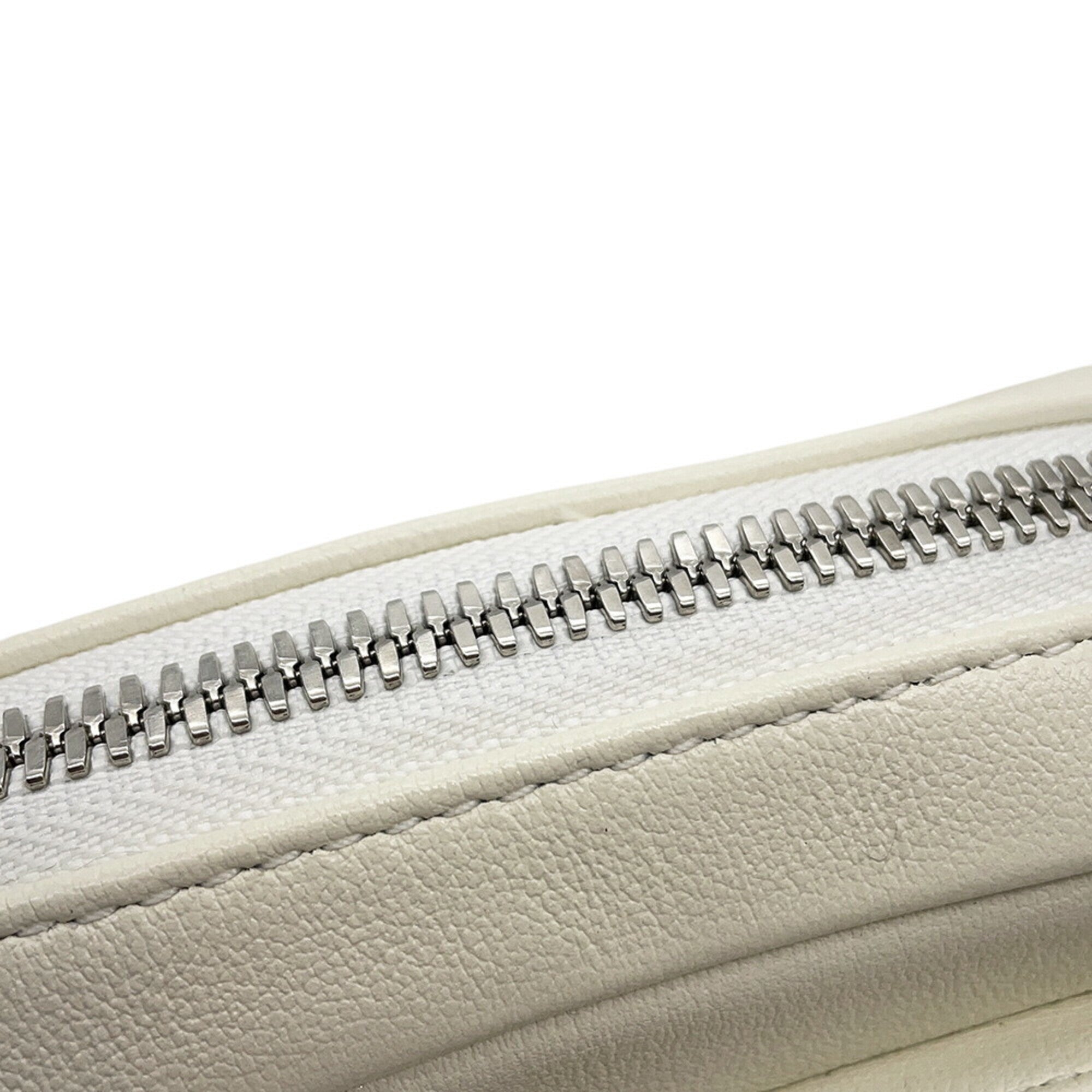 Chanel White Leather Shoulder Bag (Pre-Owned)