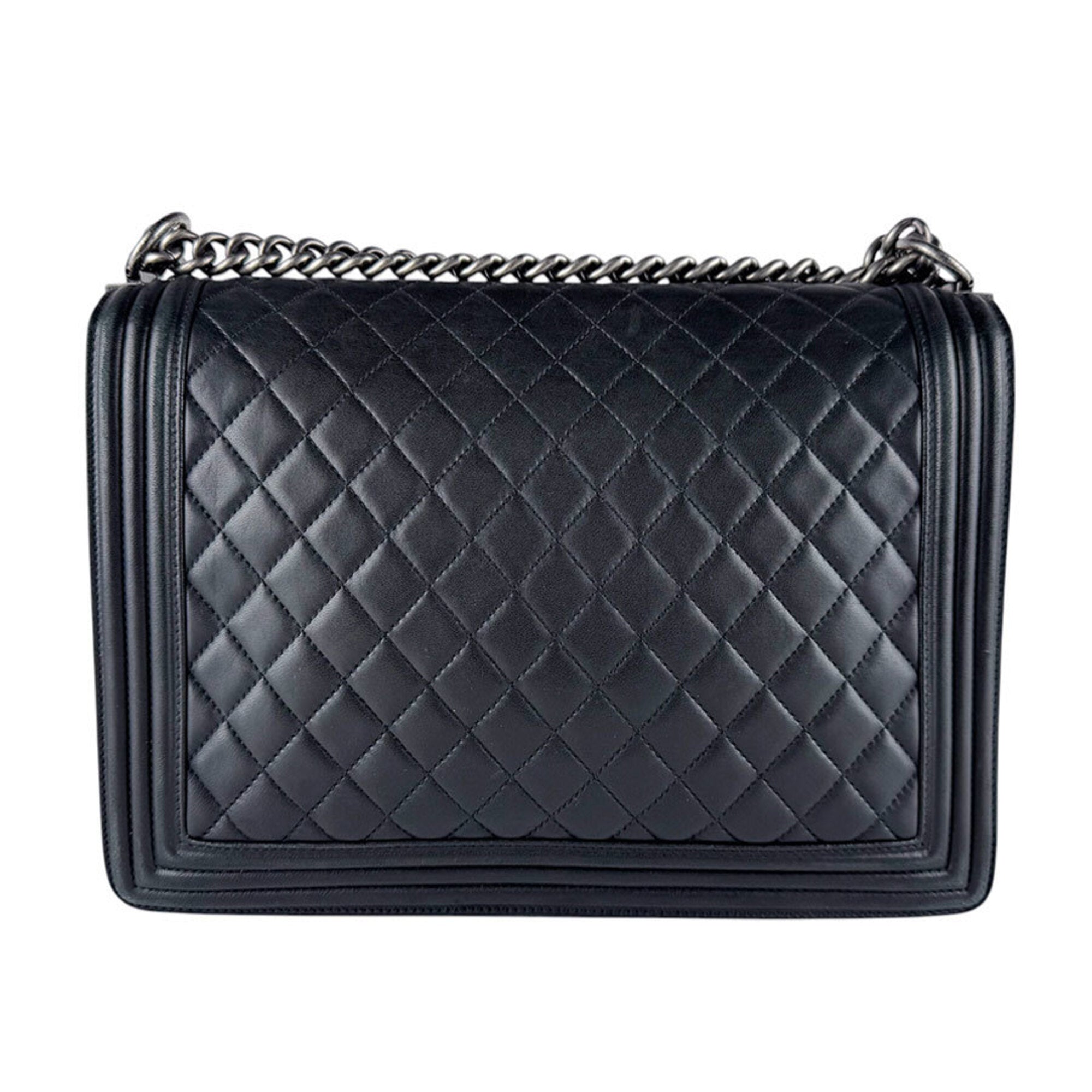 Chanel Black Leather Shoulder Bag (Pre-Owned)