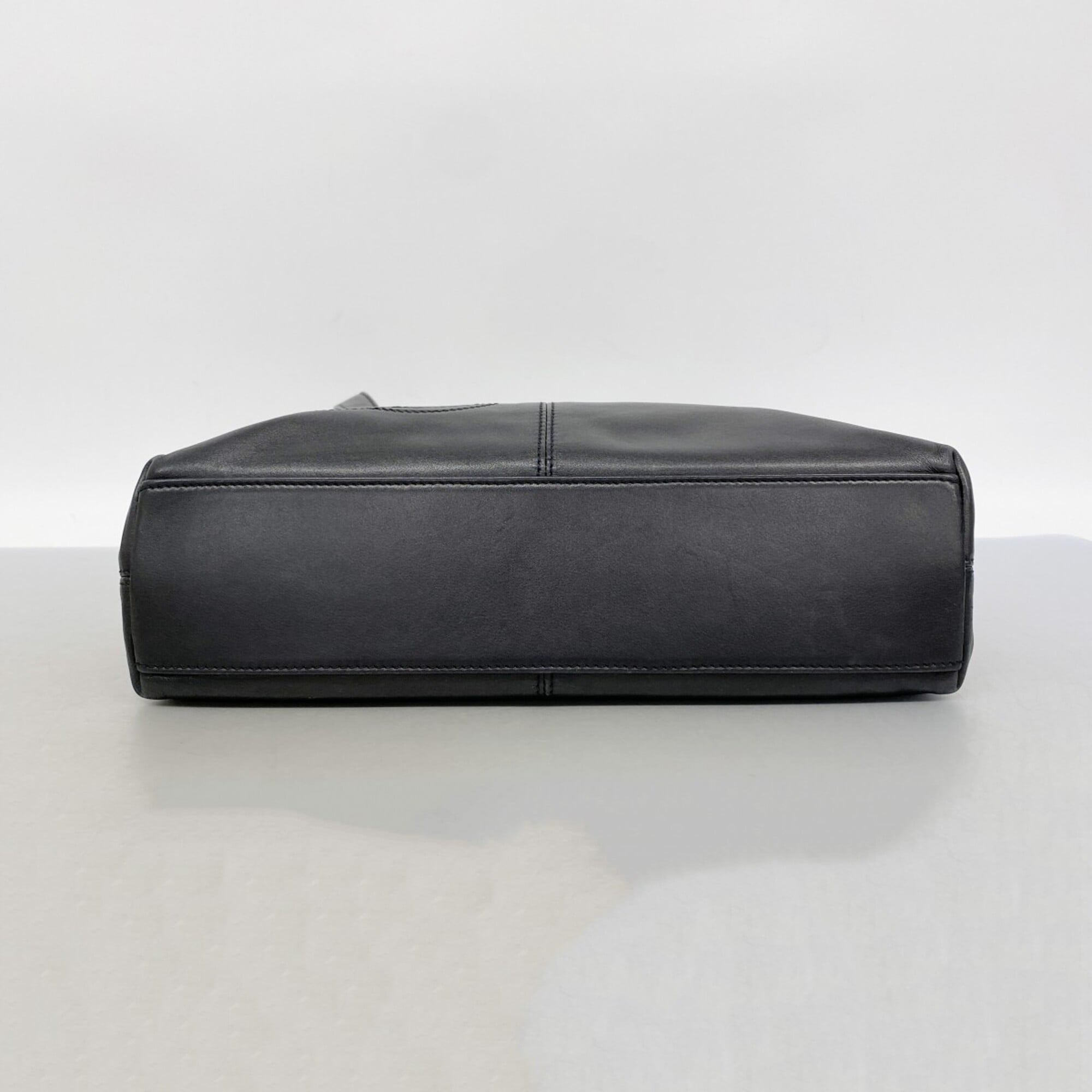 Chanel Black Leather Shoulder Bag (Pre-Owned)