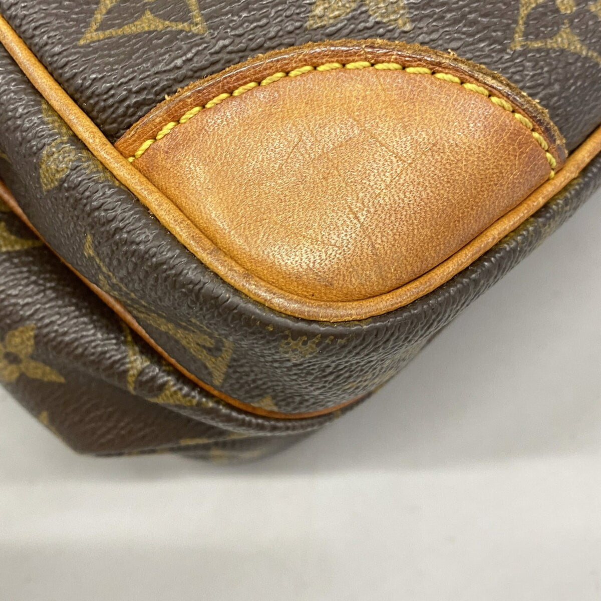 Louis Vuitton Brown Shoulder Bag (Pre-Owned)