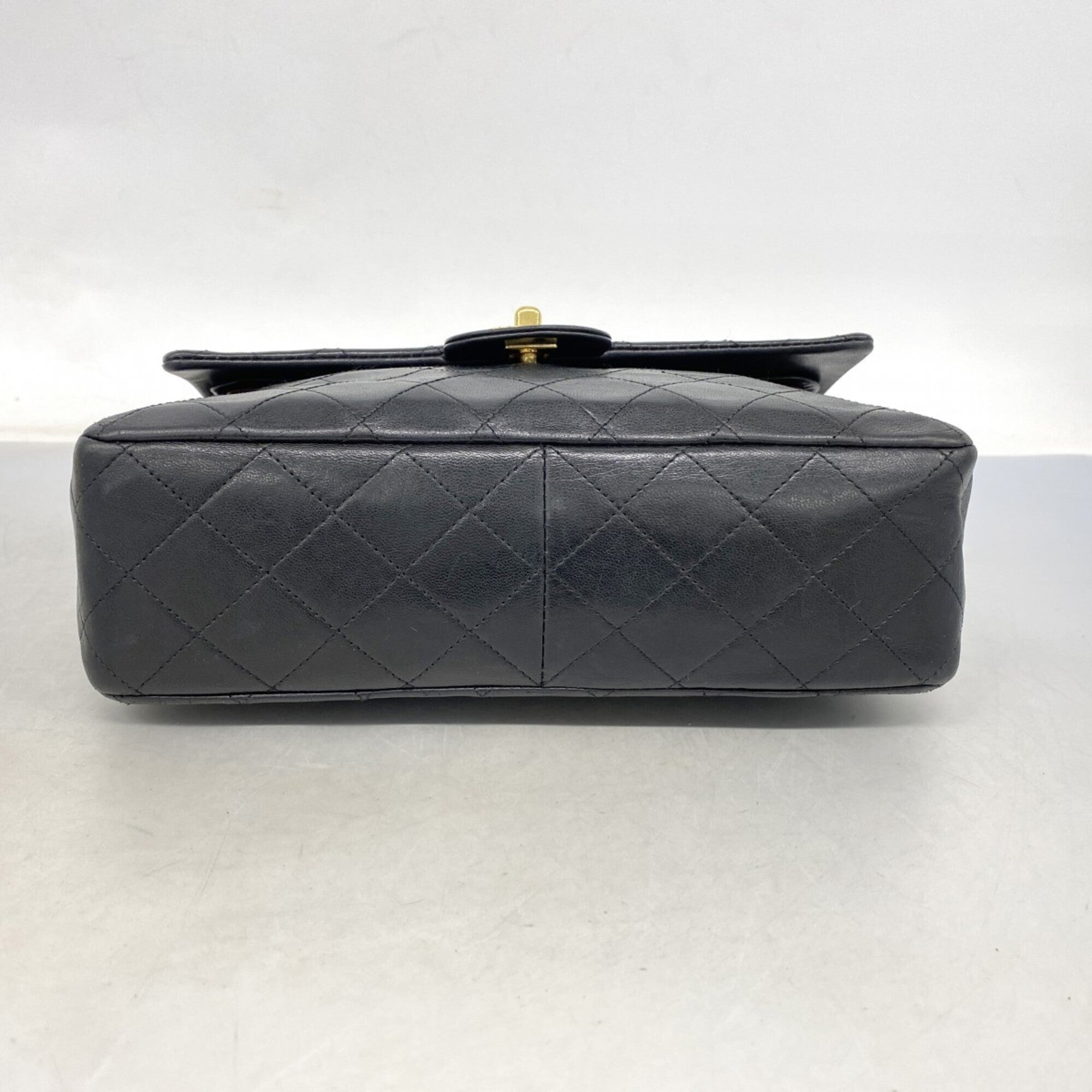 Chanel Black Leather Shoulder Bag (Pre-Owned)