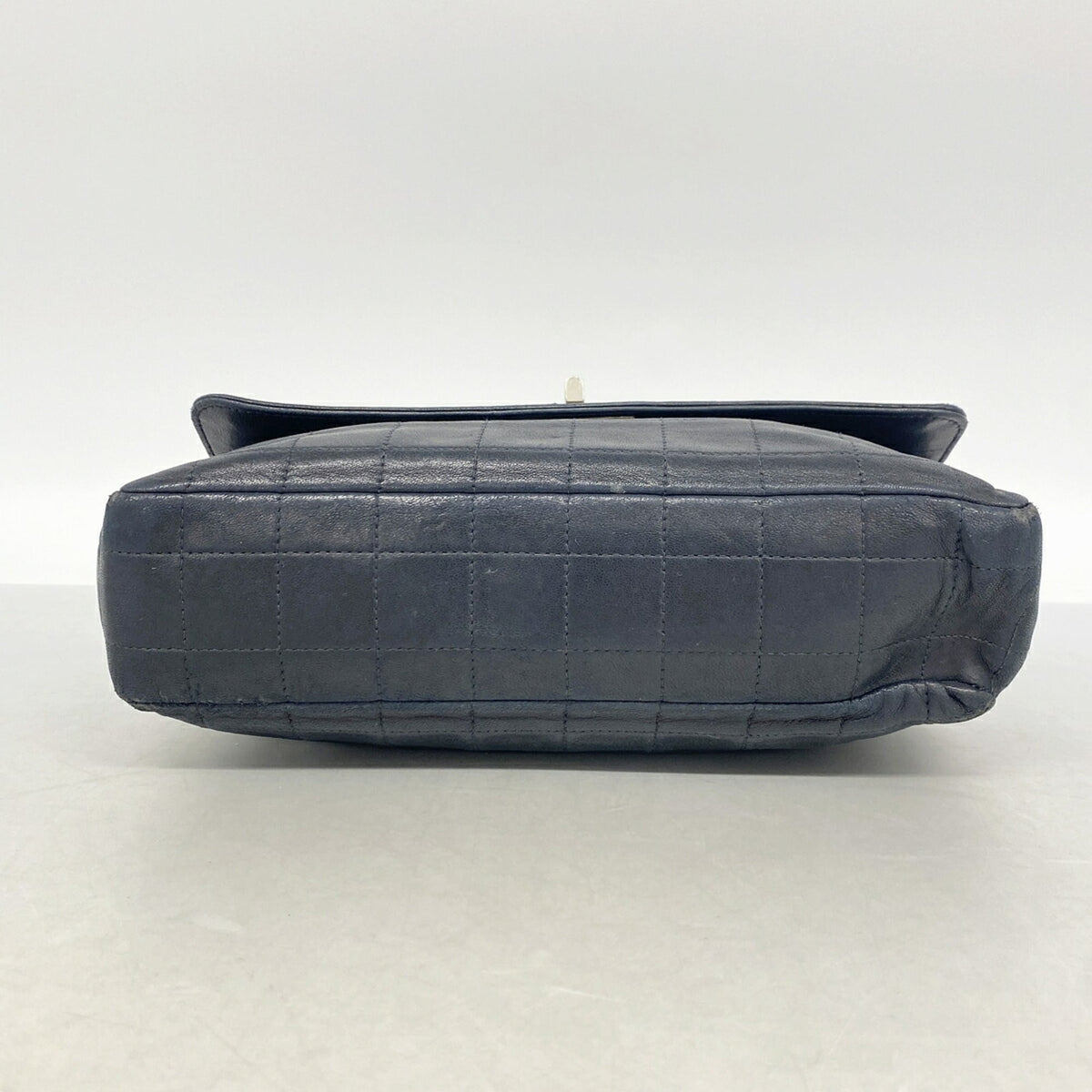 Chanel Black Leather Shoulder Bag (Pre-Owned)