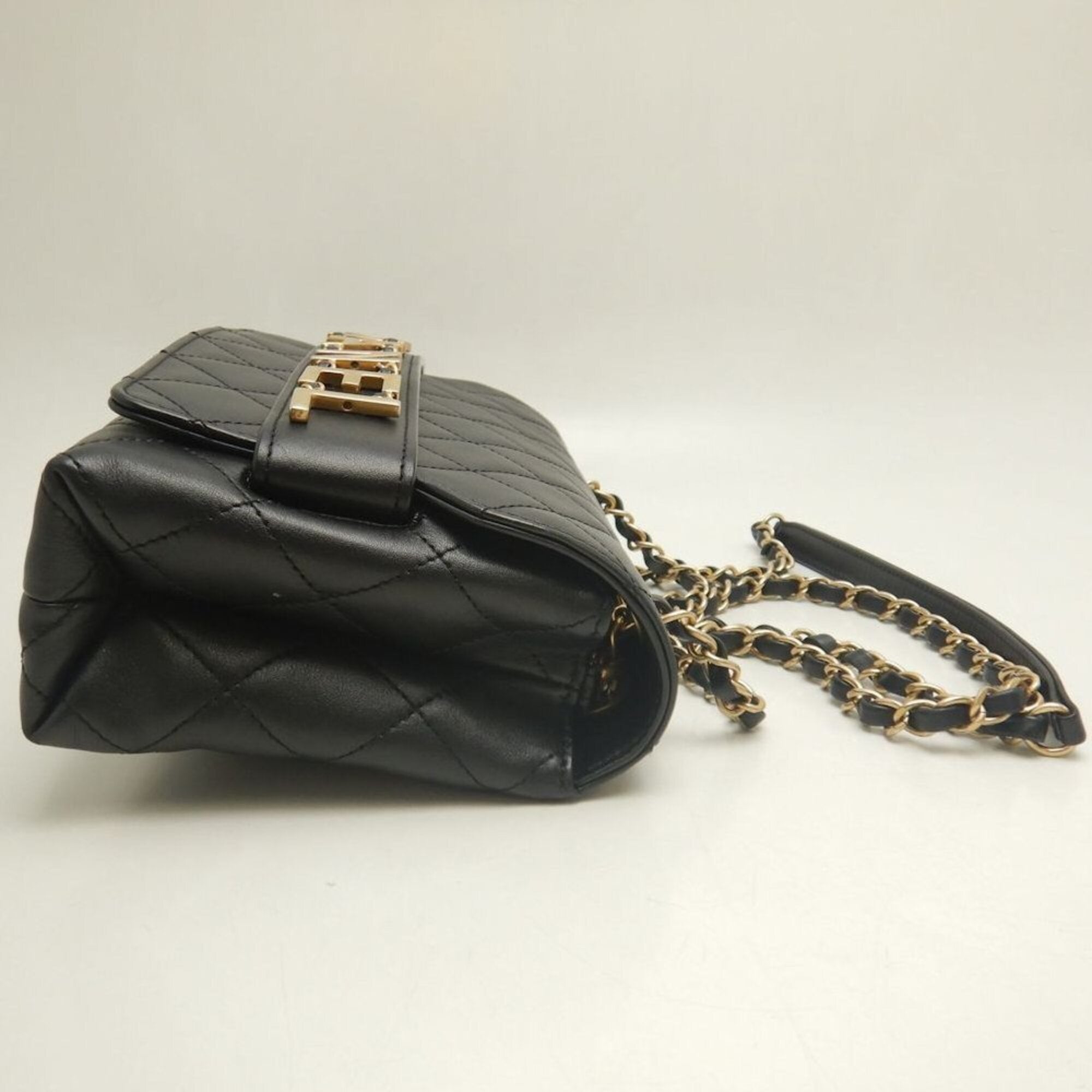 Chanel Black Leather Shoulder Bag (Pre-Owned)