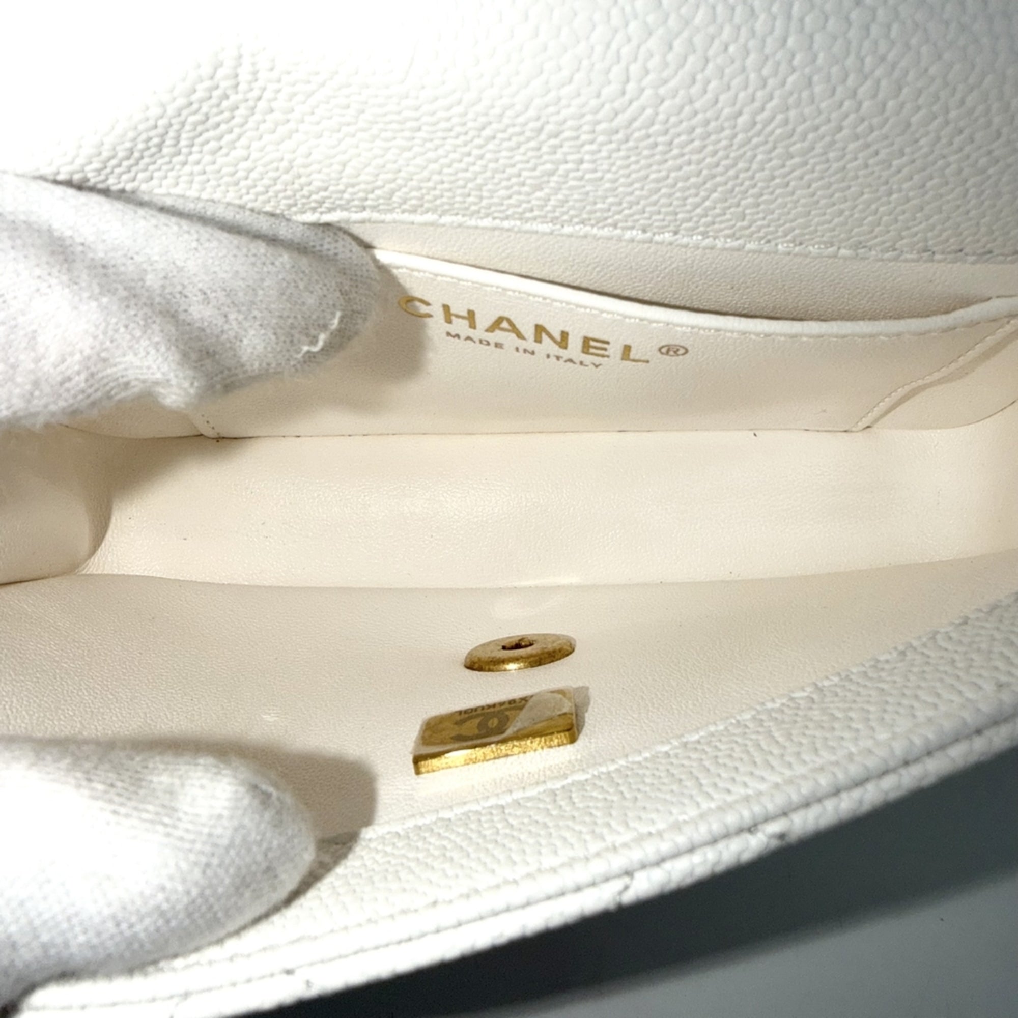 Chanel White Grained Calfskin Shoulder Bag (Pre-Owned)