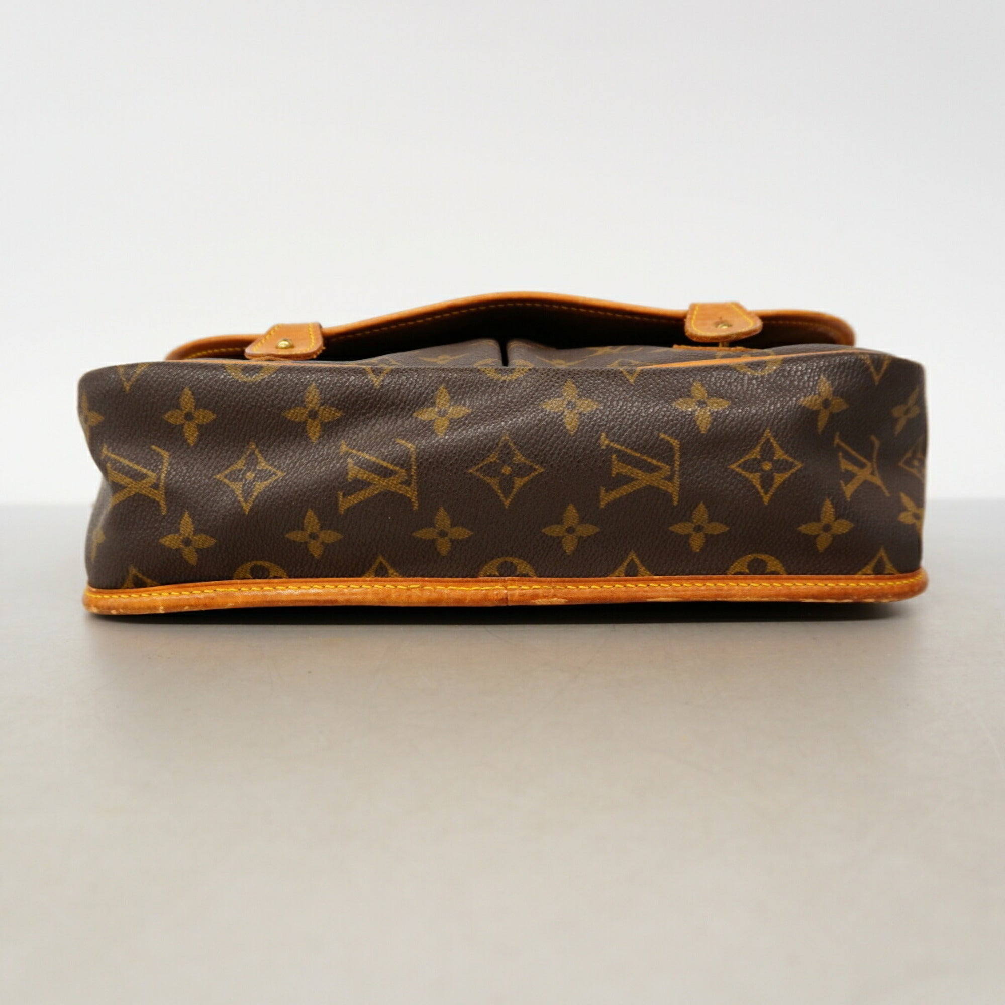 Louis Vuitton Brown Shoulder Bag (Pre-Owned)