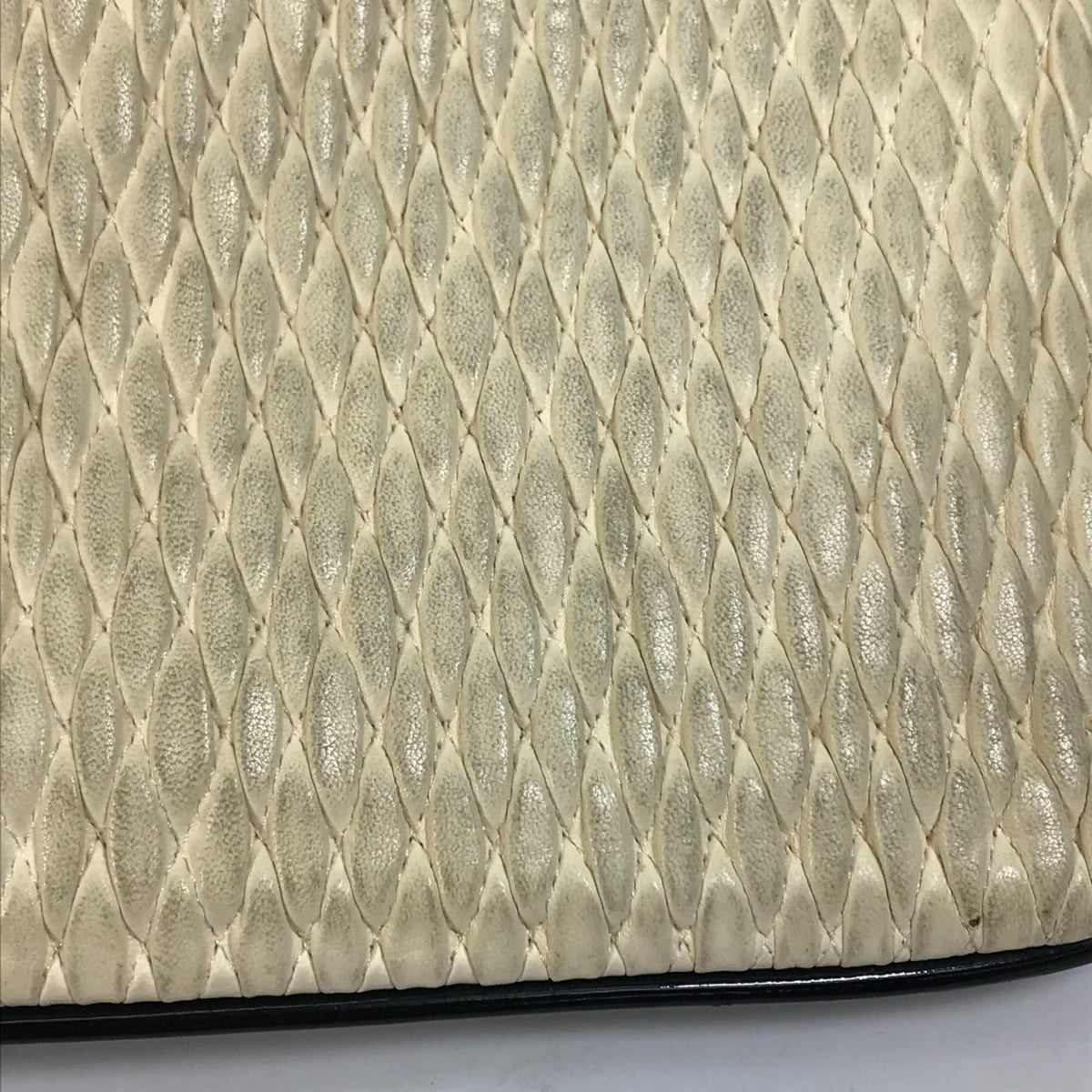 Chanel White Leather Shoulder Bag (Pre-Owned)