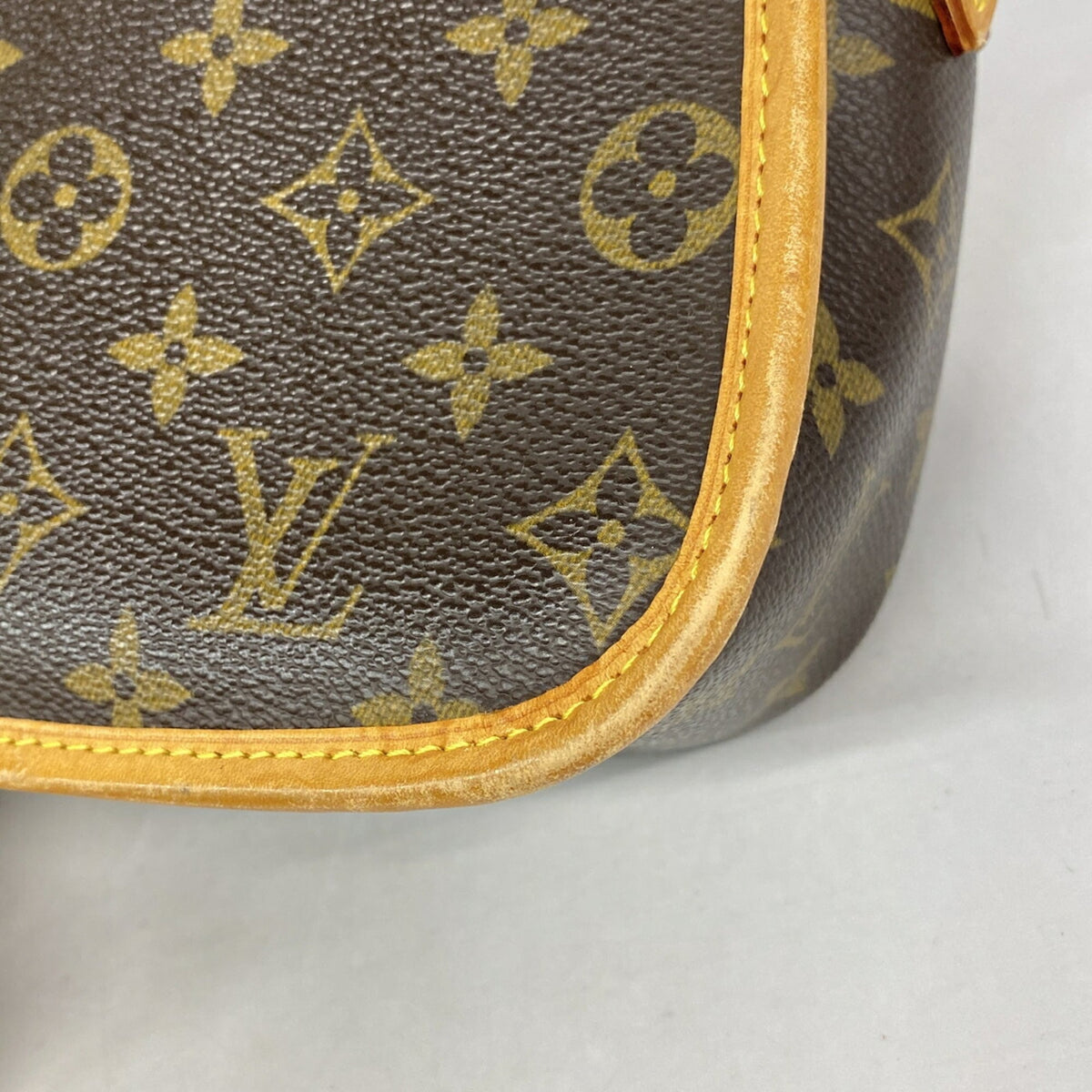 Louis Vuitton Brown Shoulder Bag (Pre-Owned)