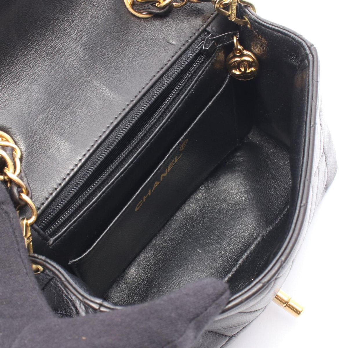 Chanel Matelasse Black Leather Handbag (Pre-Owned)
