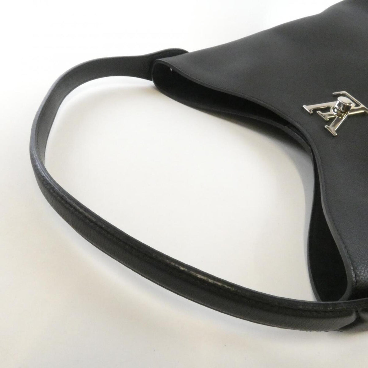 Louis Vuitton Black Leather Shoulder Bag (Pre-Owned)