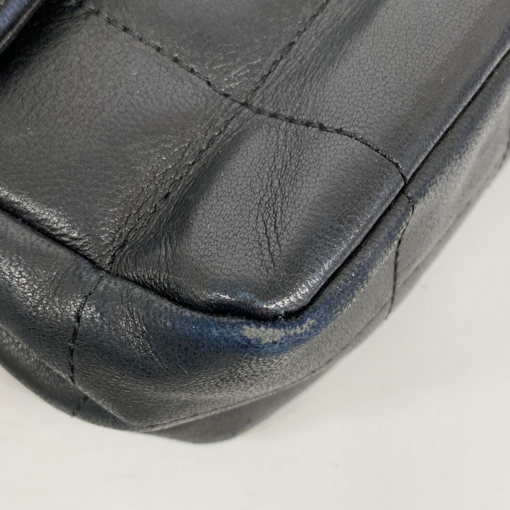 Chanel Black Leather Shoulder Bag (Pre-Owned)