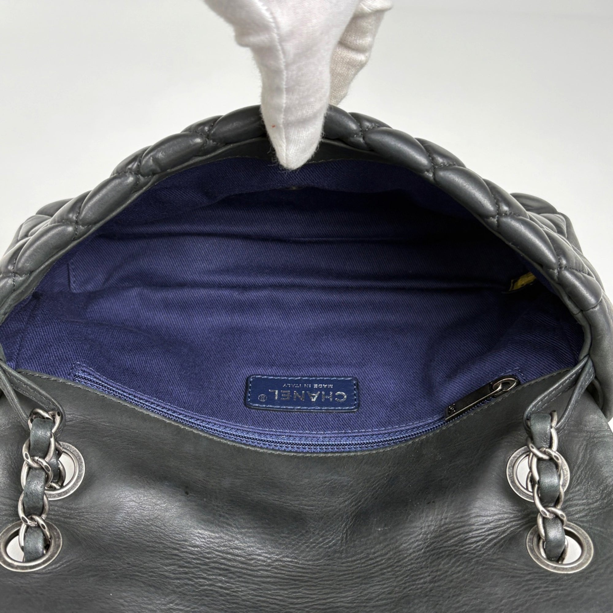Chanel Black Leather Shoulder Bag (Pre-Owned)