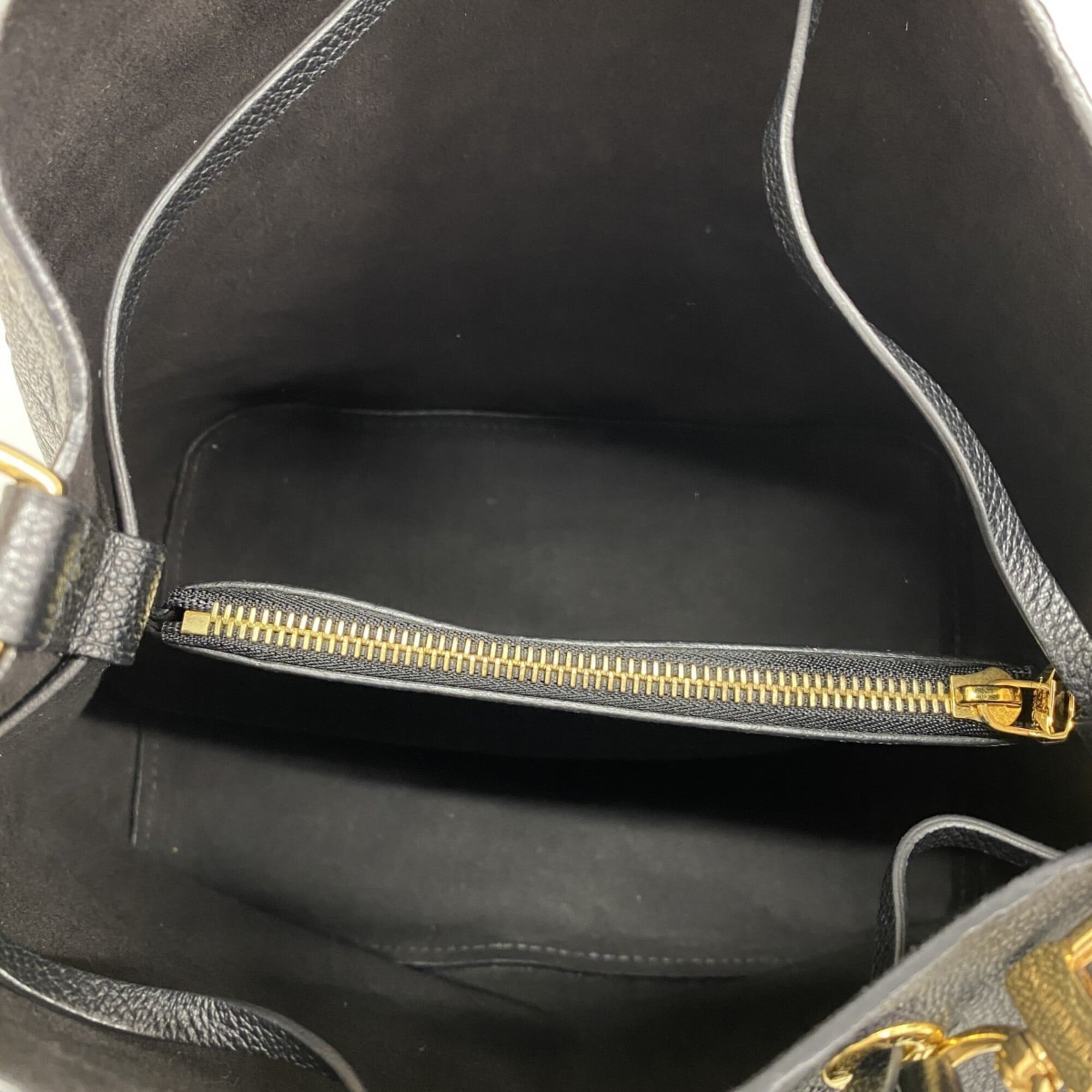 Louis Vuitton Noir Handbag (Pre-Owned)
