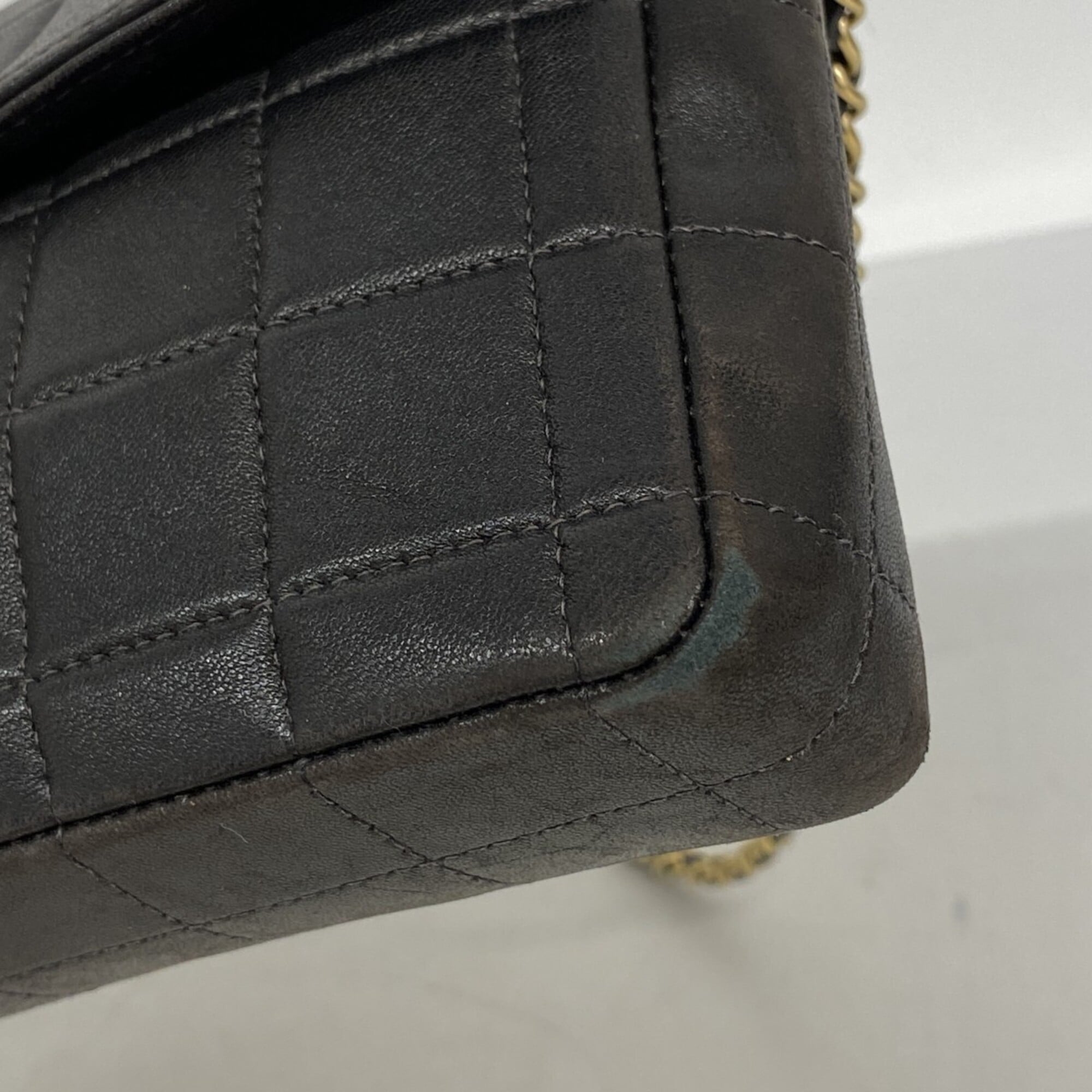 Chanel Black Leather Shoulder Bag (Pre-Owned)