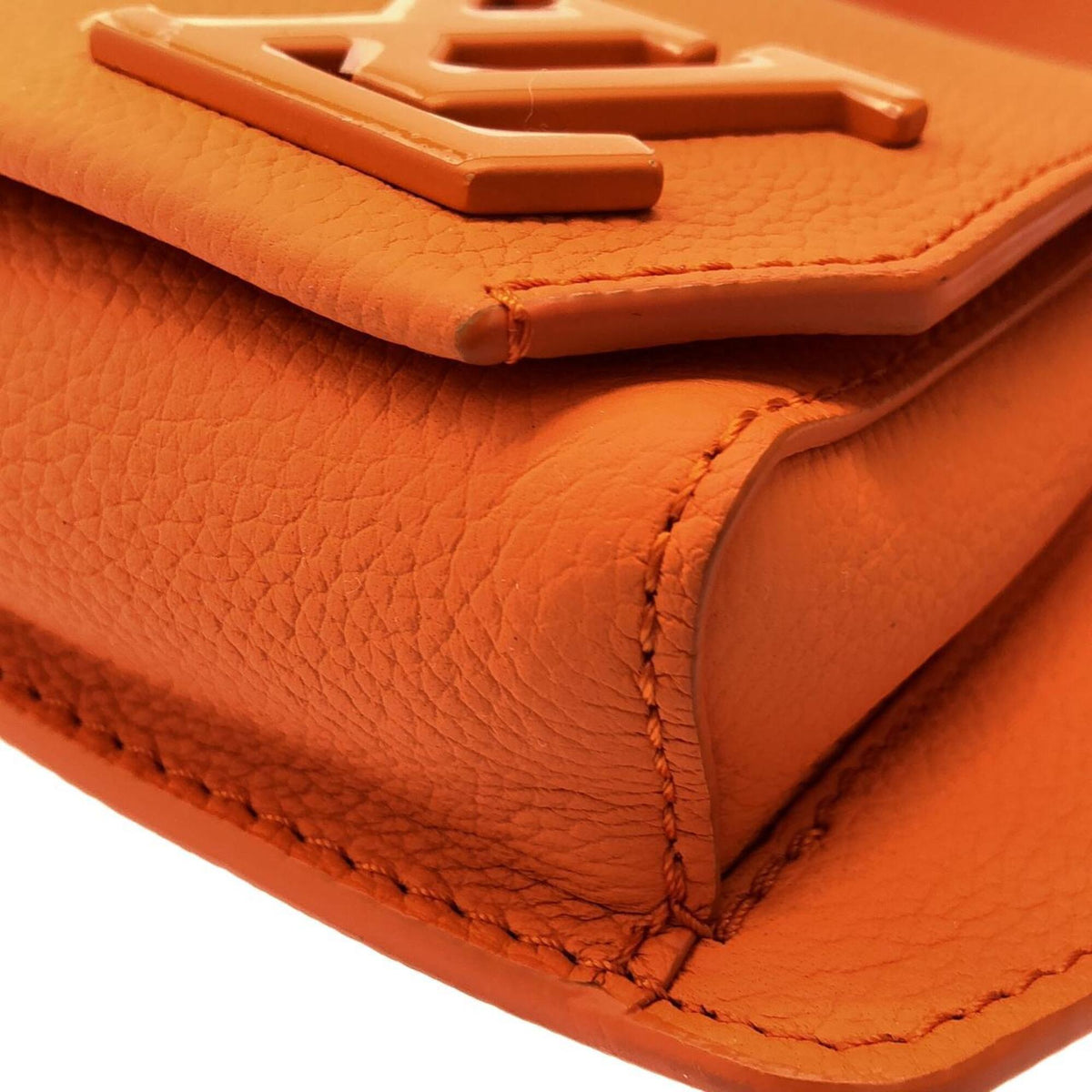 Louis Vuitton Orange Leather Shoulder Bag (Pre-Owned)