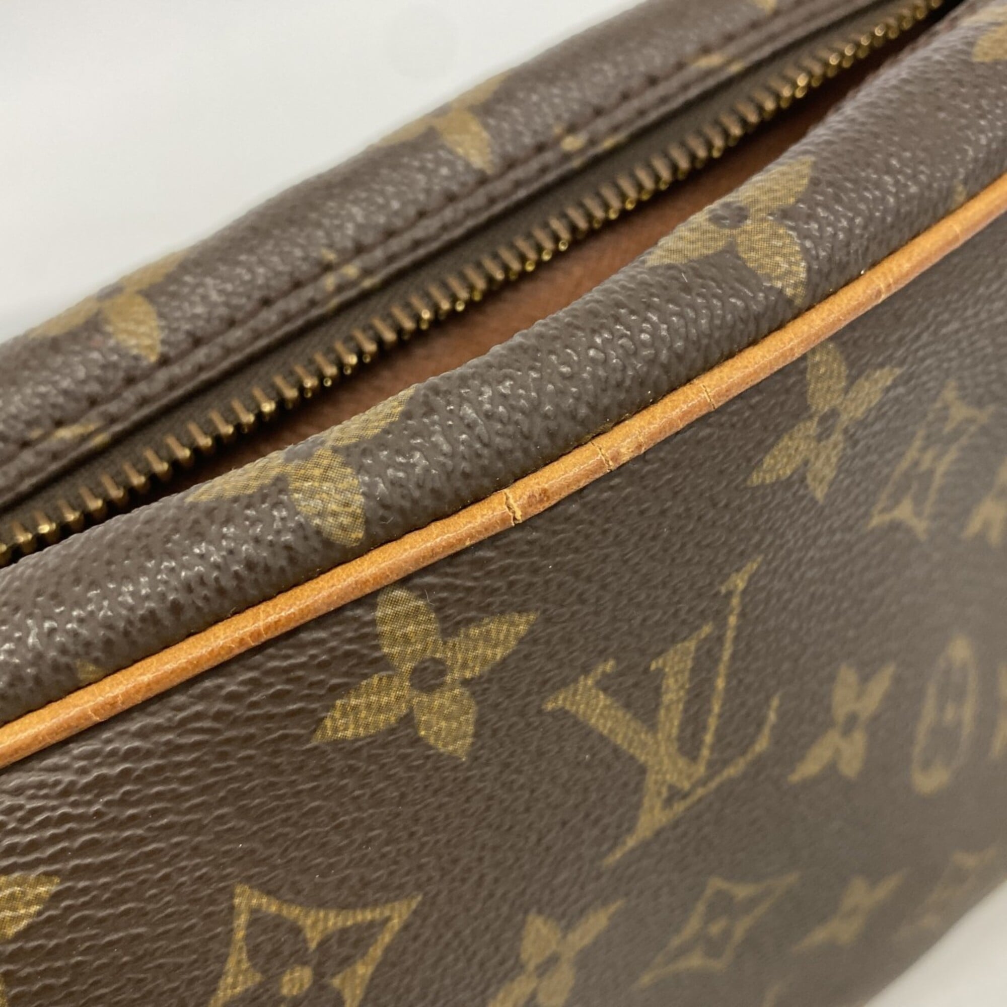 Louis Vuitton Brown Clutch Bag (Pre-Owned)
