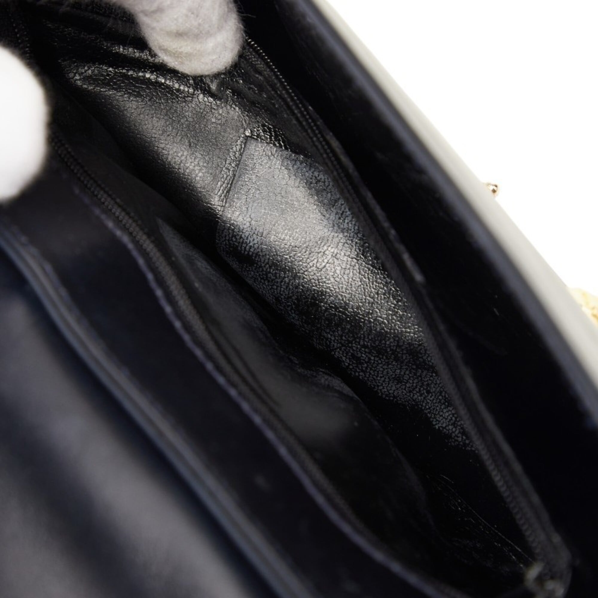 Salvatore Ferragamo Black Leather Shoulder Bag (Pre-Owned)