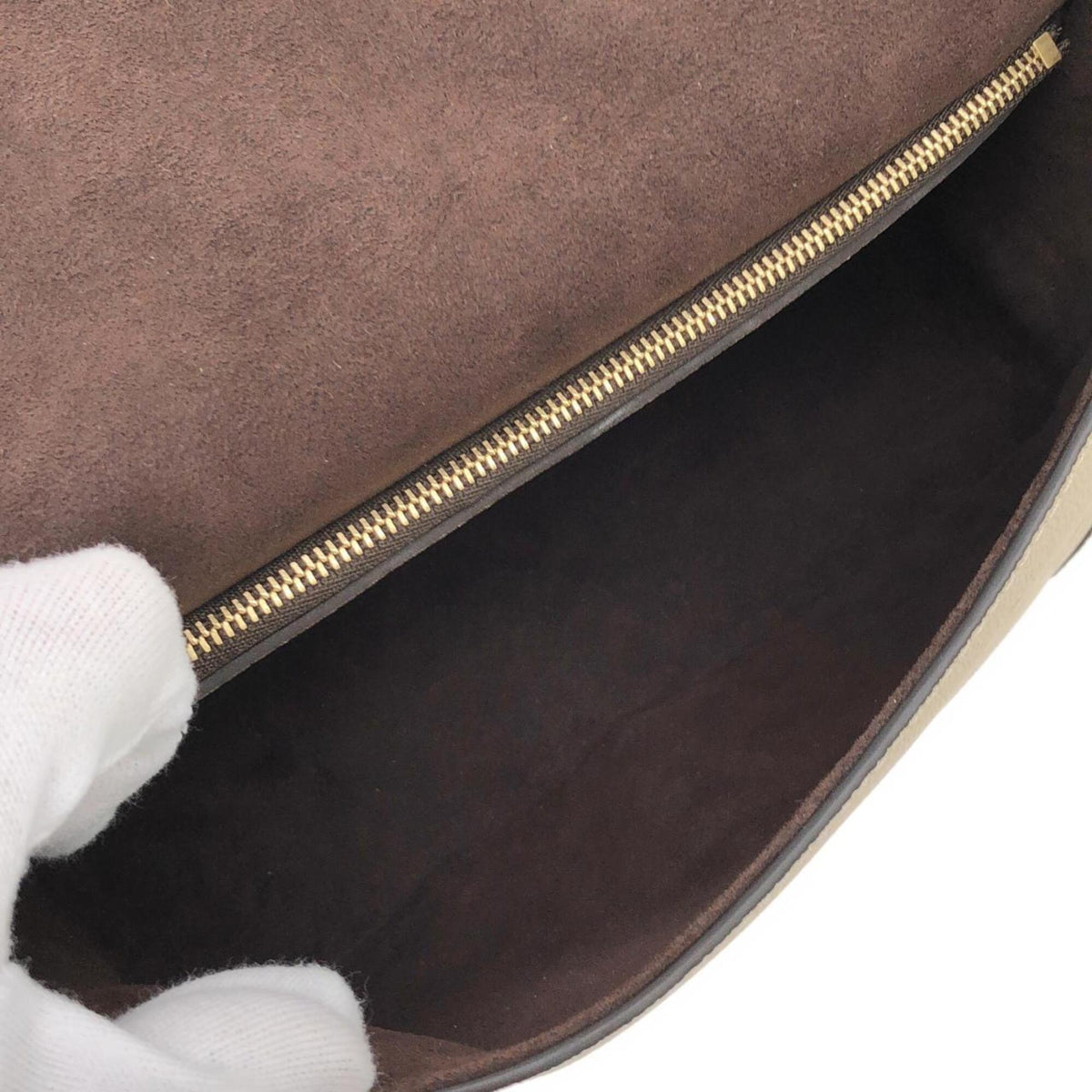 Louis Vuitton Cream Leather Shoulder Bag (Pre-Owned)