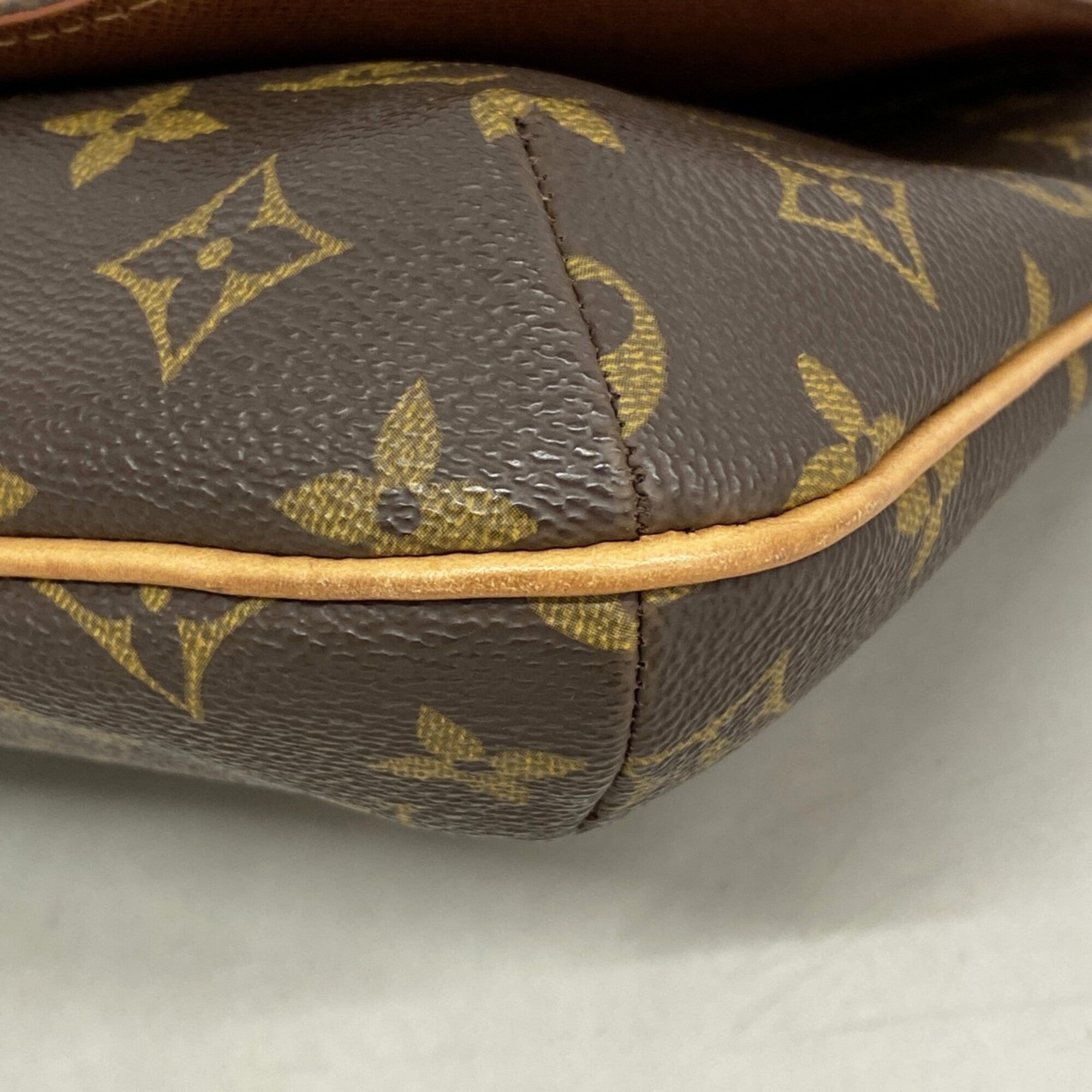 Louis Vuitton Brown Shoulder Bag (Pre-Owned)