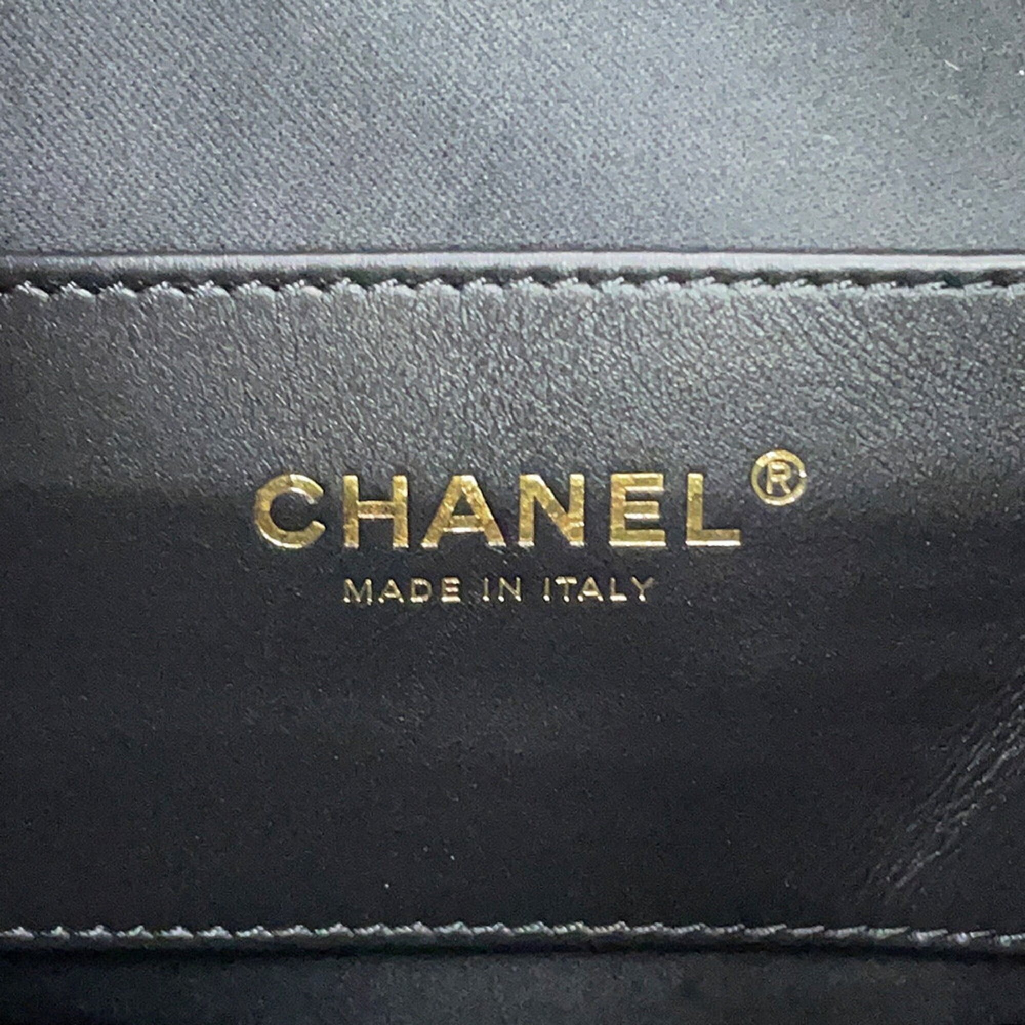 Chanel Black Grained Calfskin Shoulder Bag (Pre-Owned)