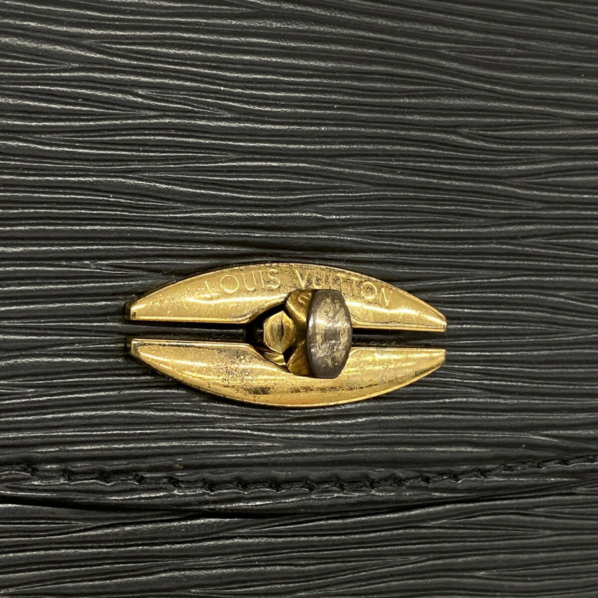 Louis Vuitton Noir Handbag (Pre-Owned)