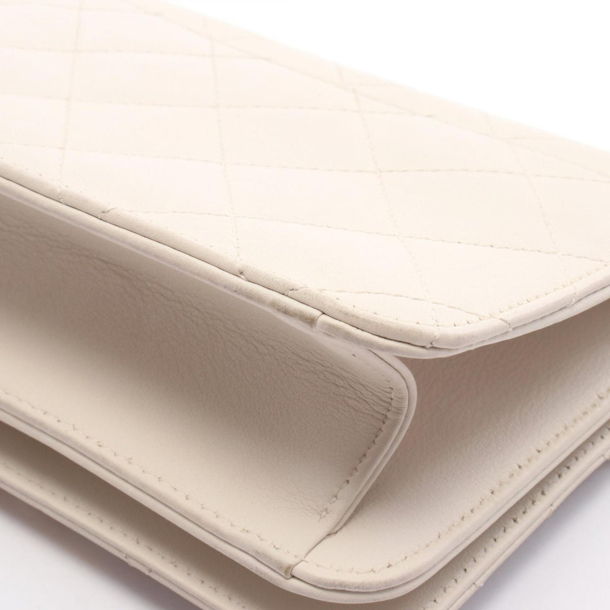 Chanel Matelasse White Leather Handbag Shoulder Bag (Pre-Owned)