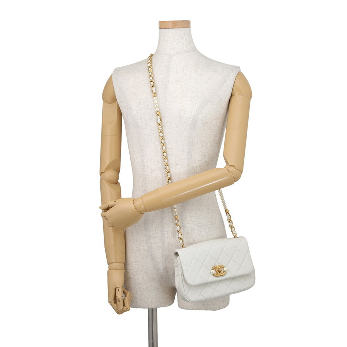 Chanel Matelasse White Leather Handbag Shoulder Bag (Pre-Owned)