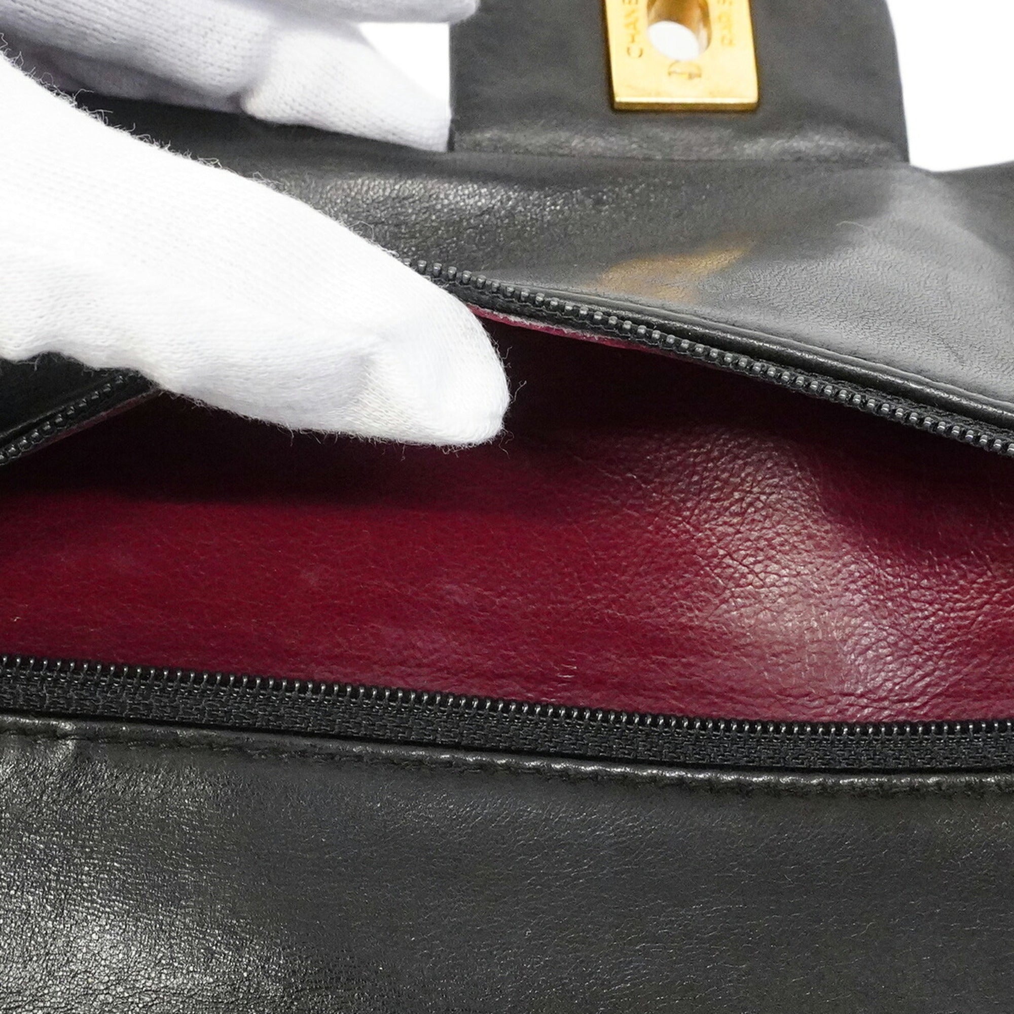 Chanel Black Leather Shoulder Bag (Pre-Owned)
