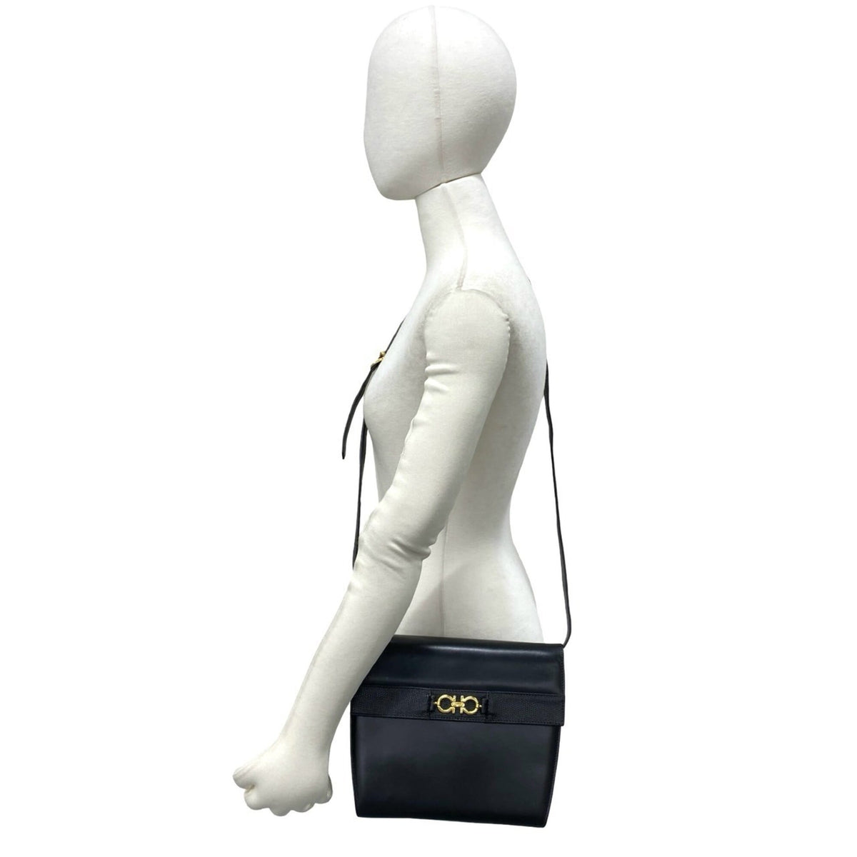 Salvatore Ferragamo Black Leather Shoulder Bag (Pre-Owned)