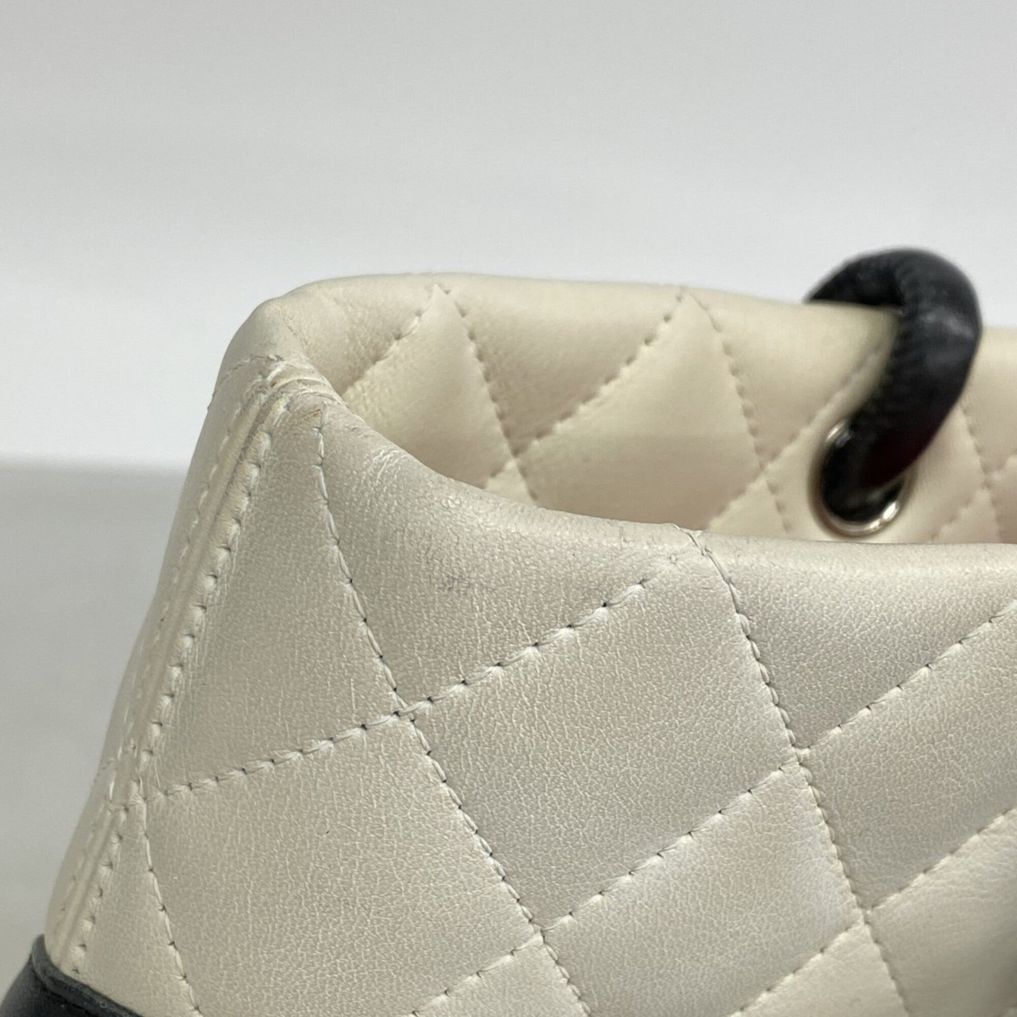 Chanel White Leather Tote Bag (Pre-Owned)