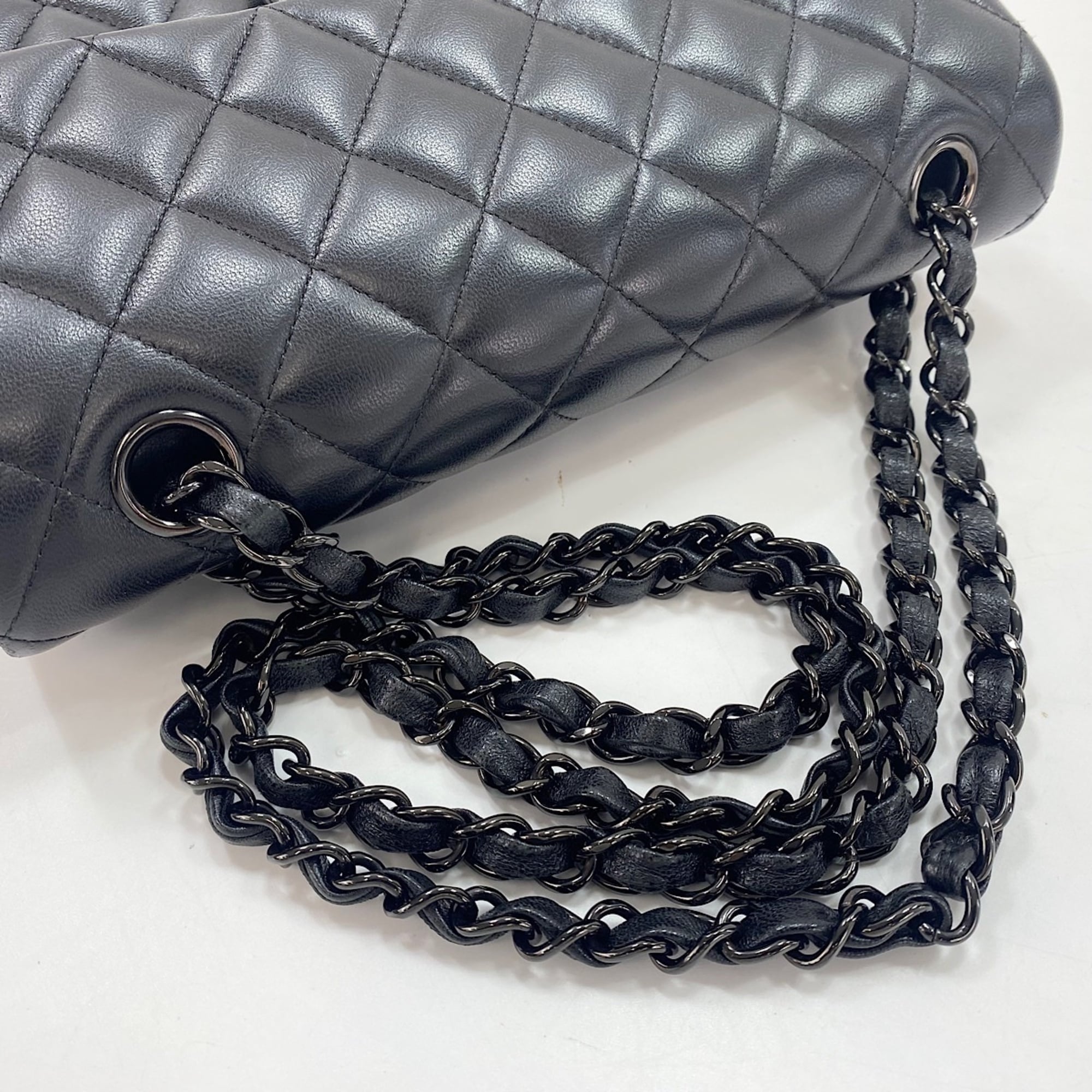 Chanel Black Shoulder Bag (Pre-Owned)