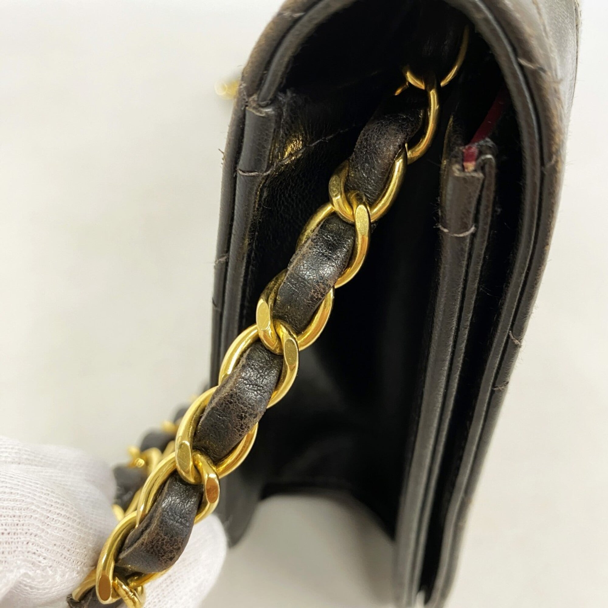 Chanel Black Leather Shoulder Bag (Pre-Owned)