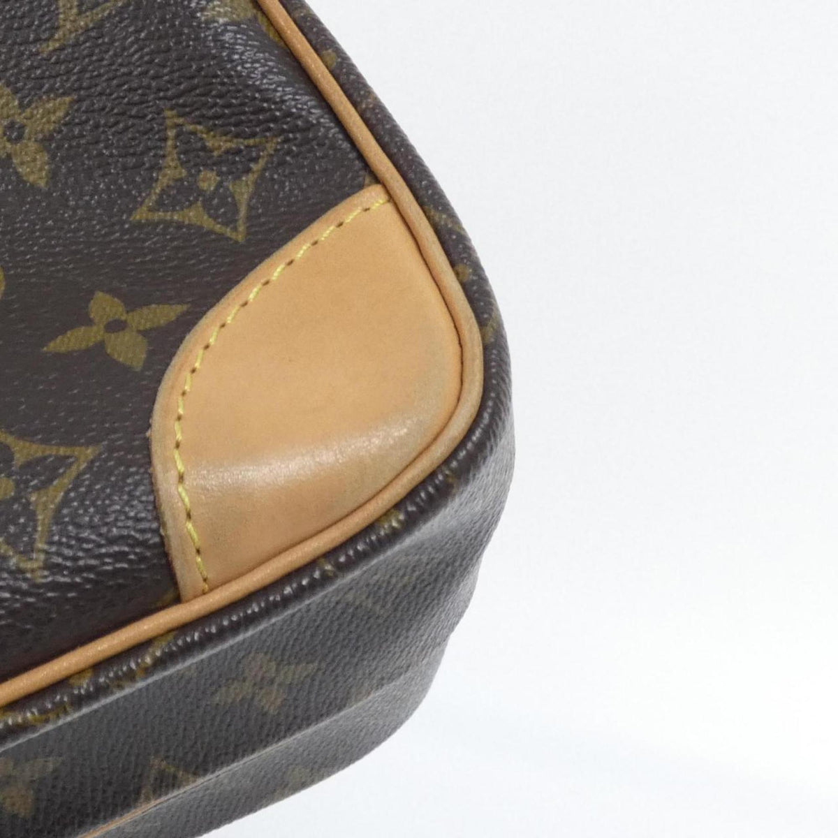 Louis Vuitton Marron Coated Canvas Shoulder Bag (Pre-Owned)