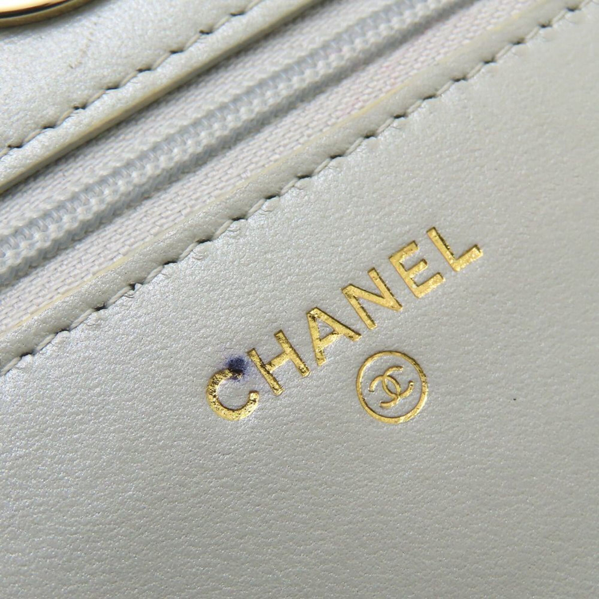 Chanel Light Gray Shoulder Bag (Pre-Owned)