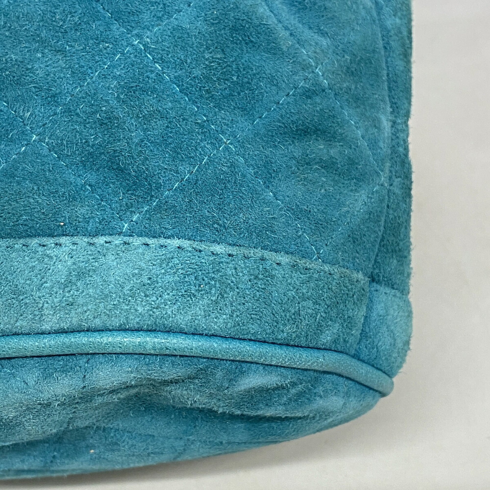 Chanel Blue Suede Shoulder Bag (Pre-Owned)