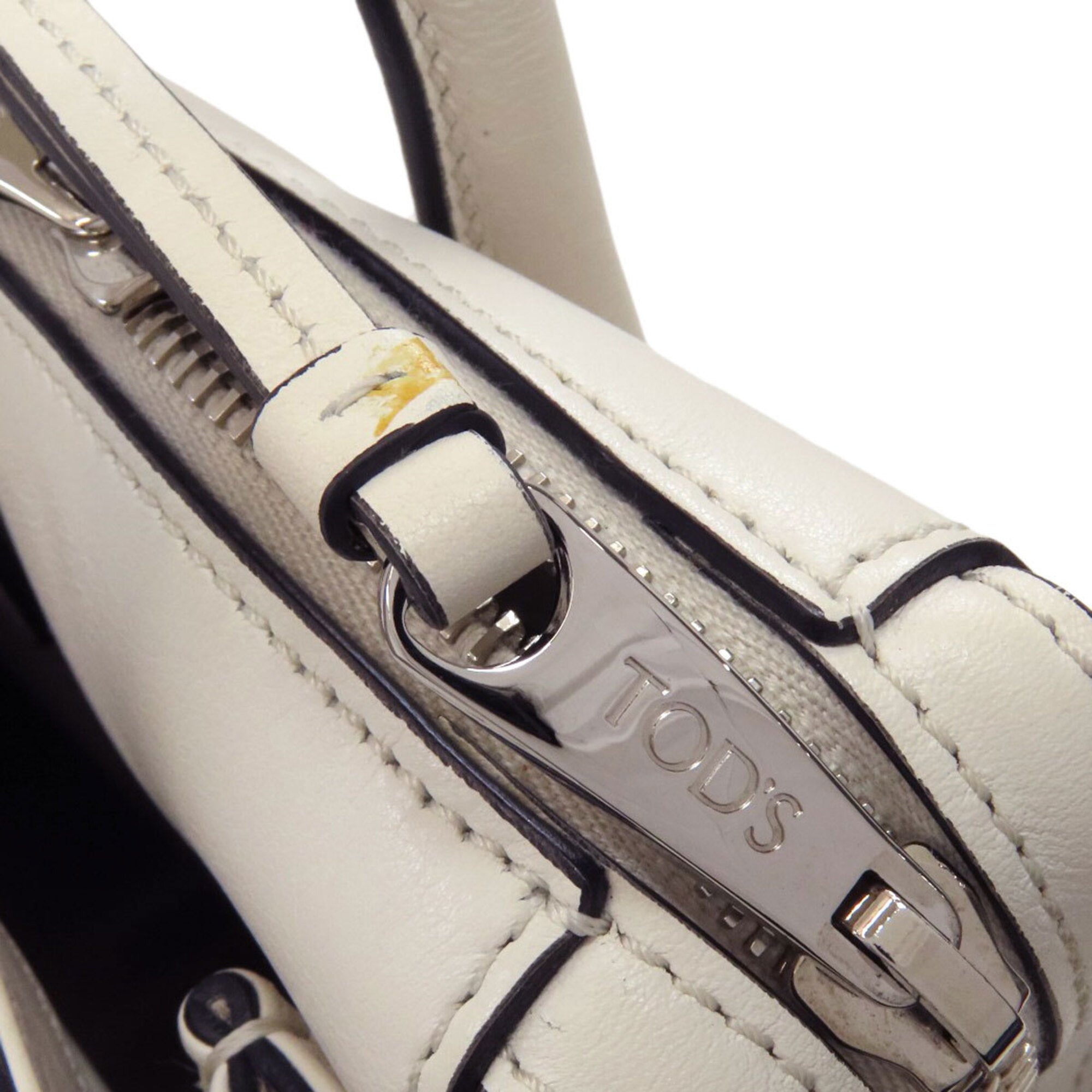 Tod's White Leather Handbag (Pre-Owned)