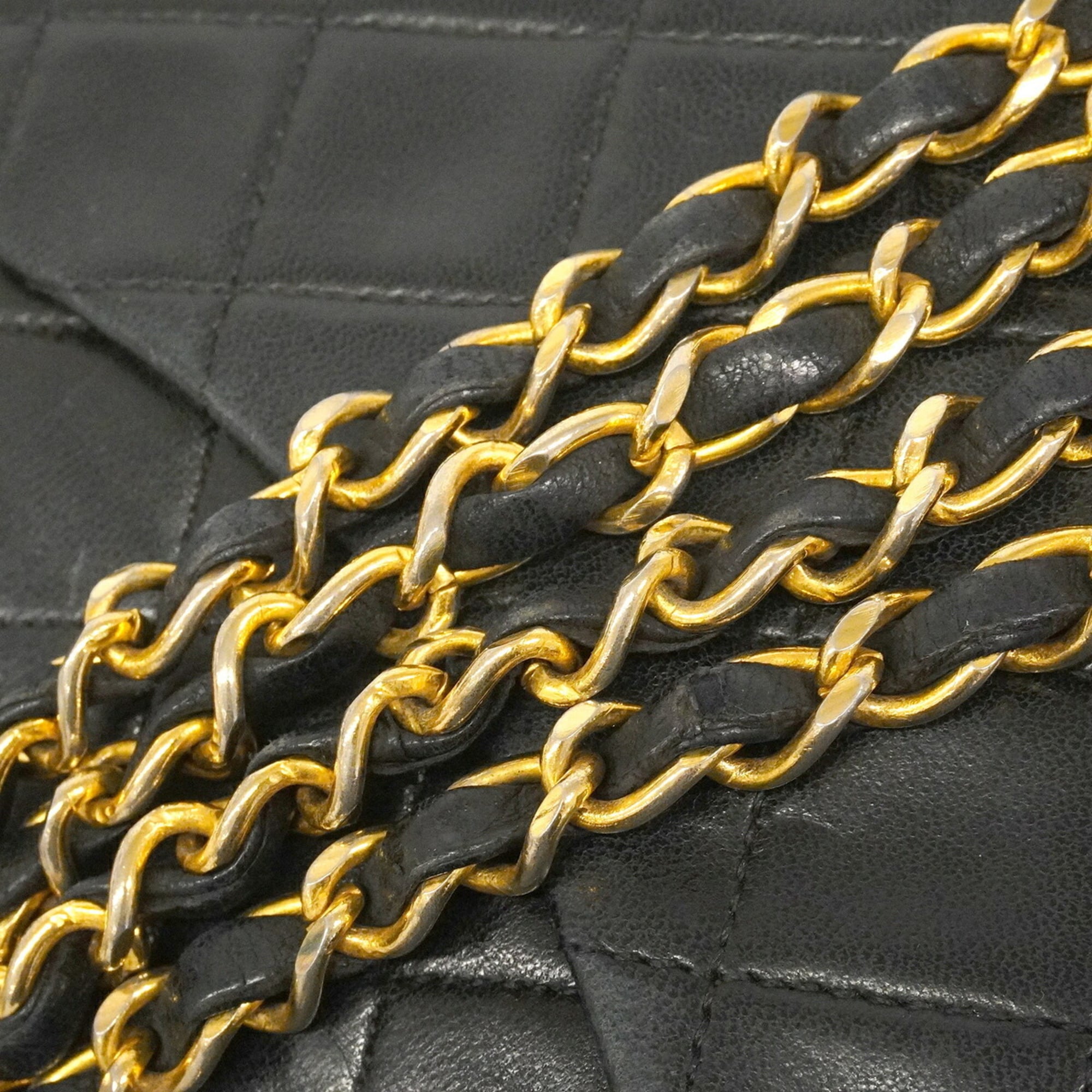 Chanel Black Leather Shoulder Bag (Pre-Owned)