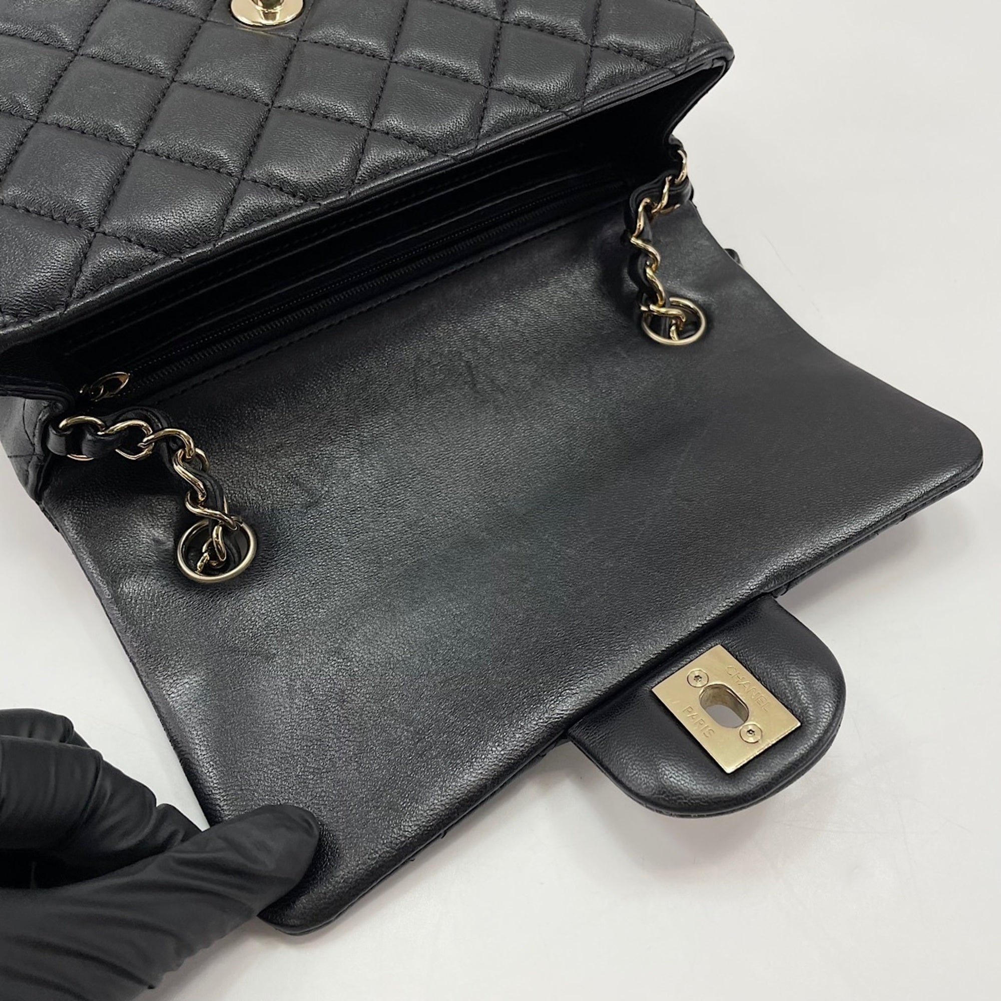 Chanel Black Shoulder Bag (Pre-Owned)
