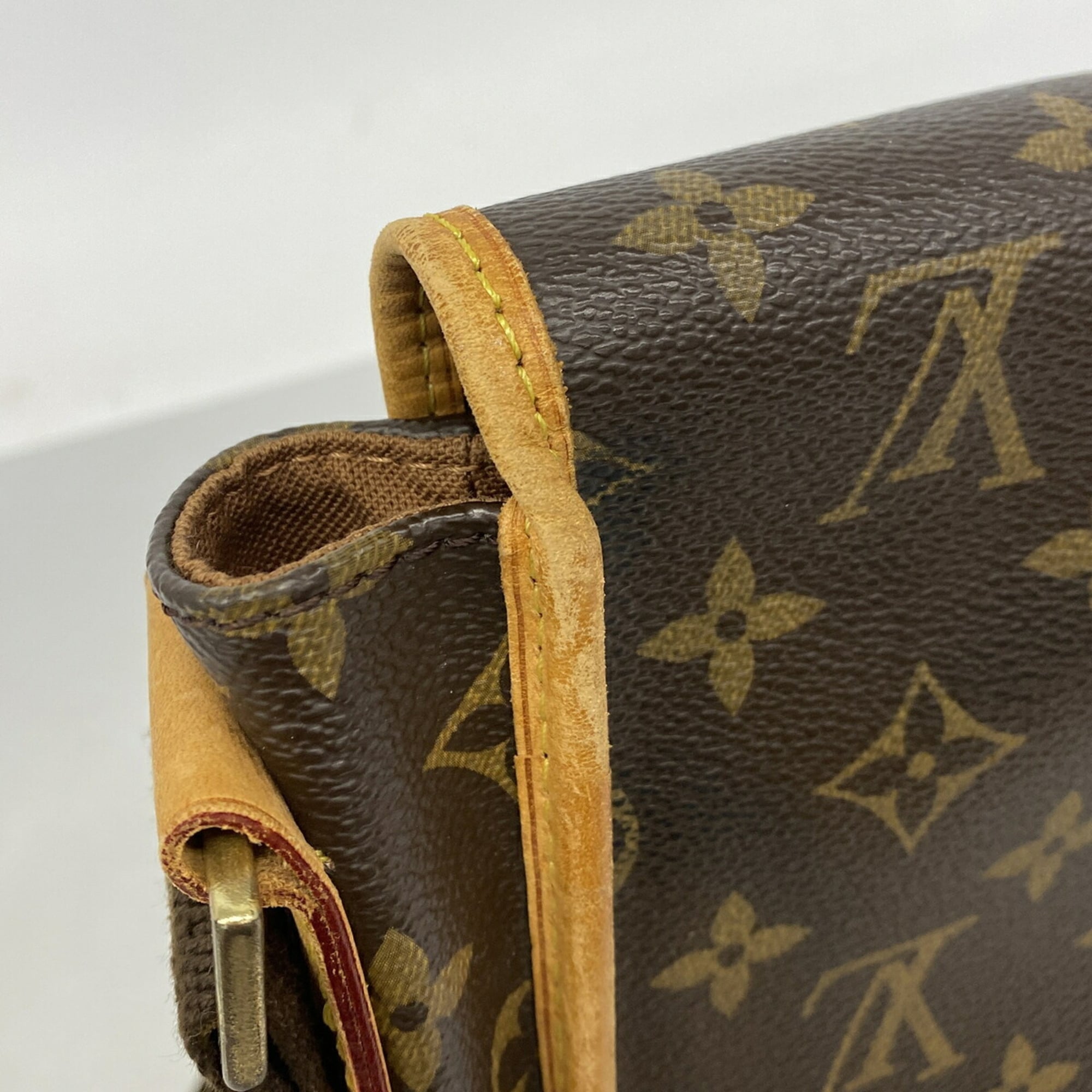 Louis Vuitton Brown Shoulder Bag (Pre-Owned)